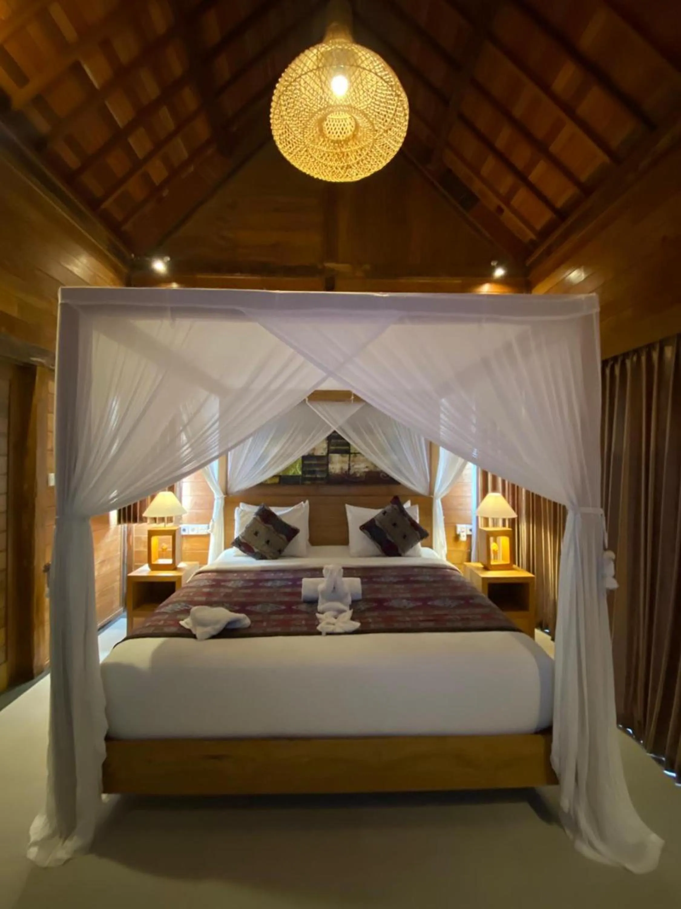 Bed in Kubu Sakian Villa and Restaurant Sidemen