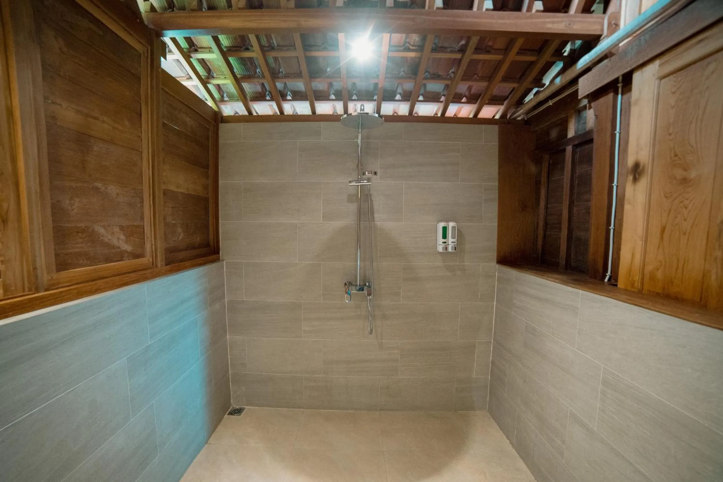 Bathroom in Kubu Sakian Villa and Restaurant Sidemen