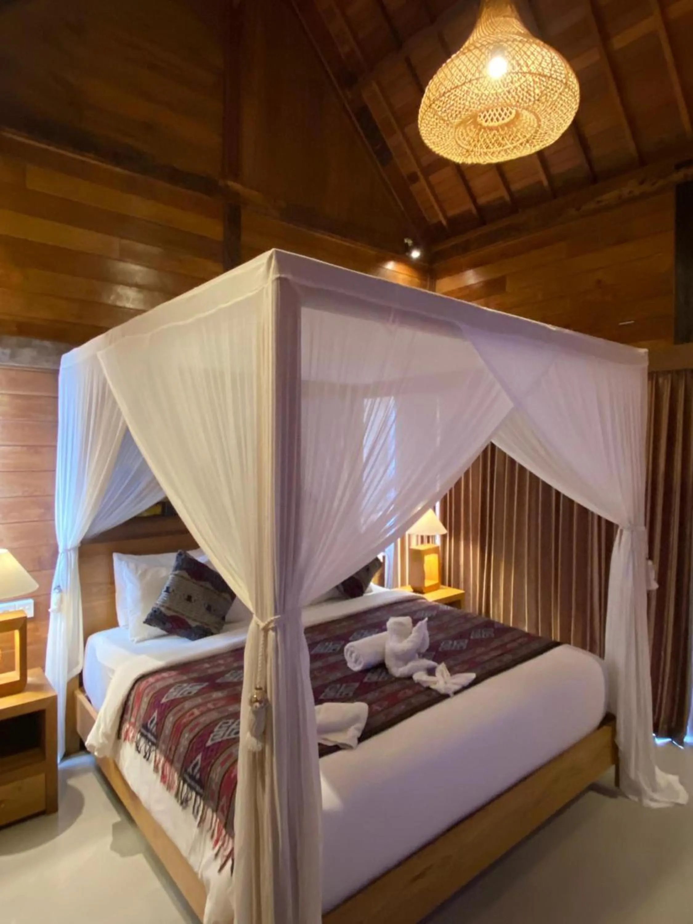 Bed in Kubu Sakian Villa and Restaurant Sidemen
