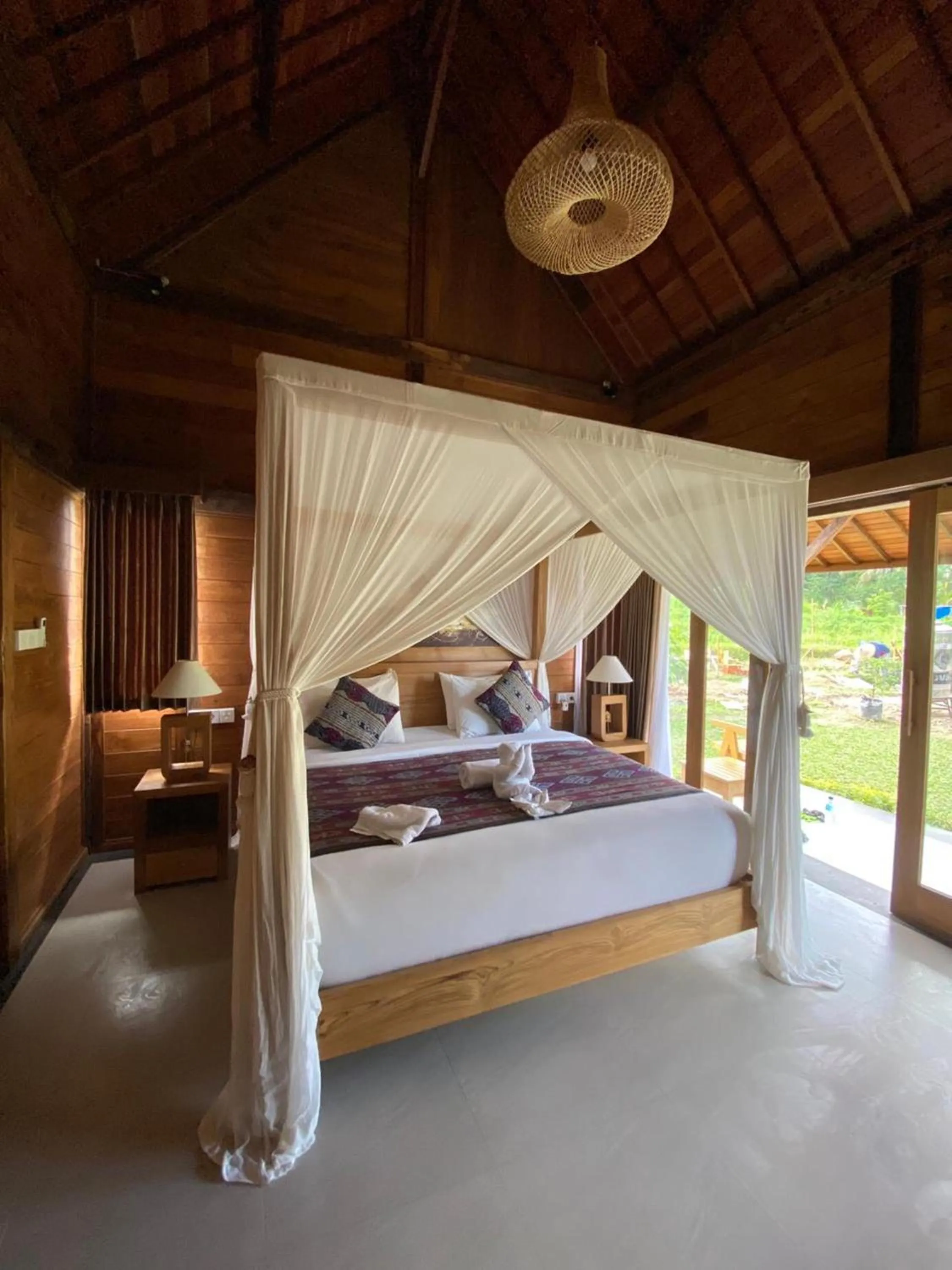 Bed in Kubu Sakian Villa and Restaurant Sidemen