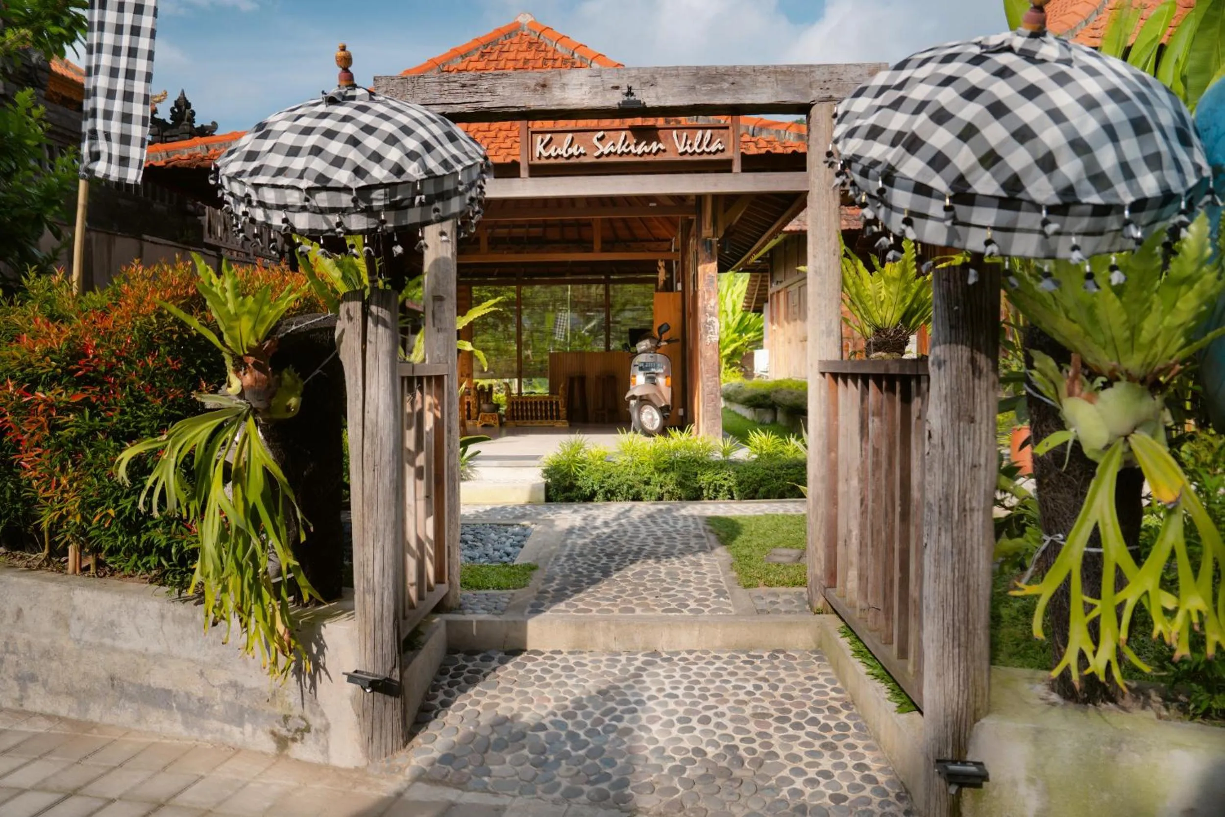 Lobby or reception in Kubu Sakian Villa and Restaurant Sidemen