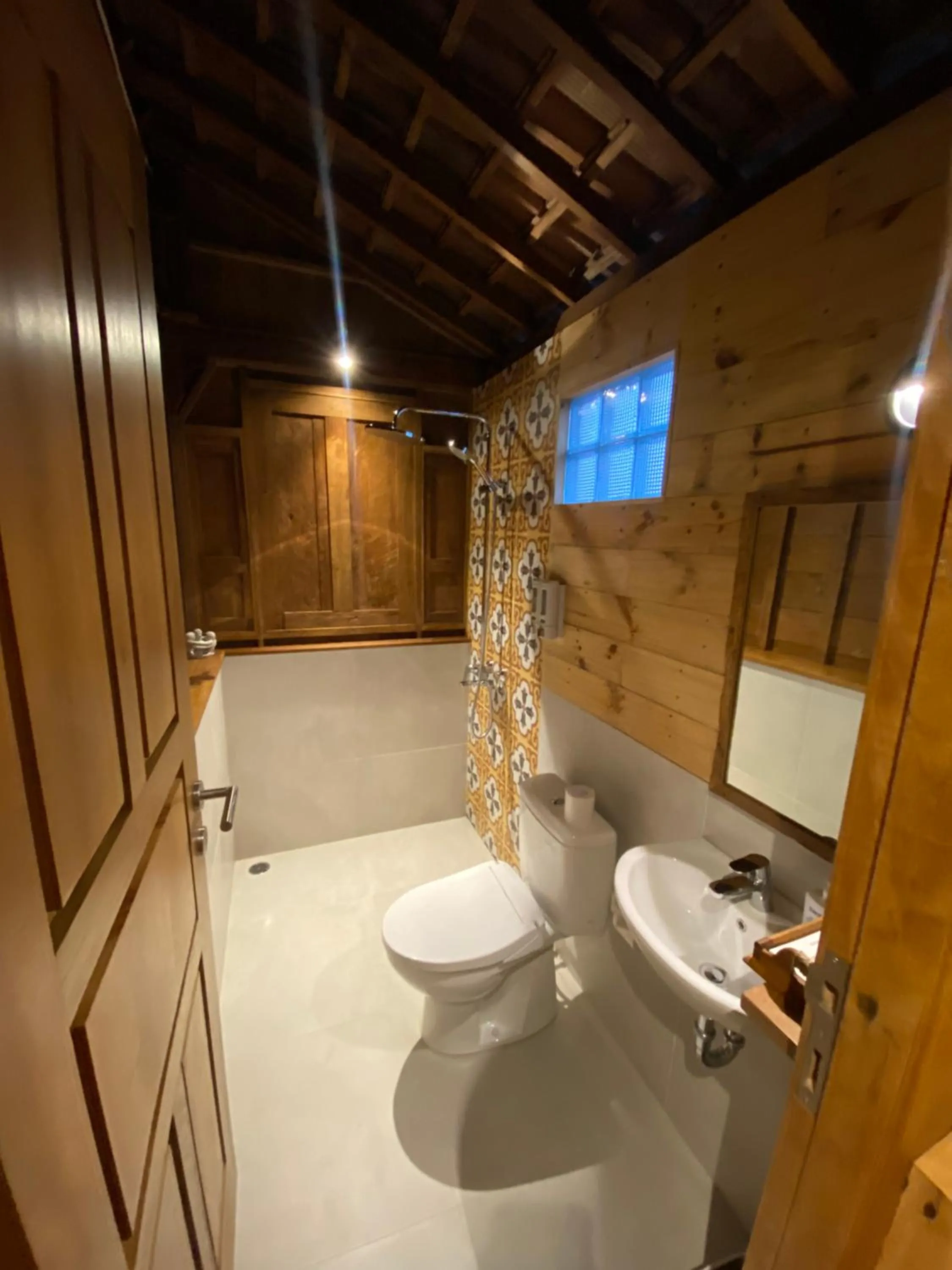 Shower in Kubu Sakian Villa and Restaurant Sidemen