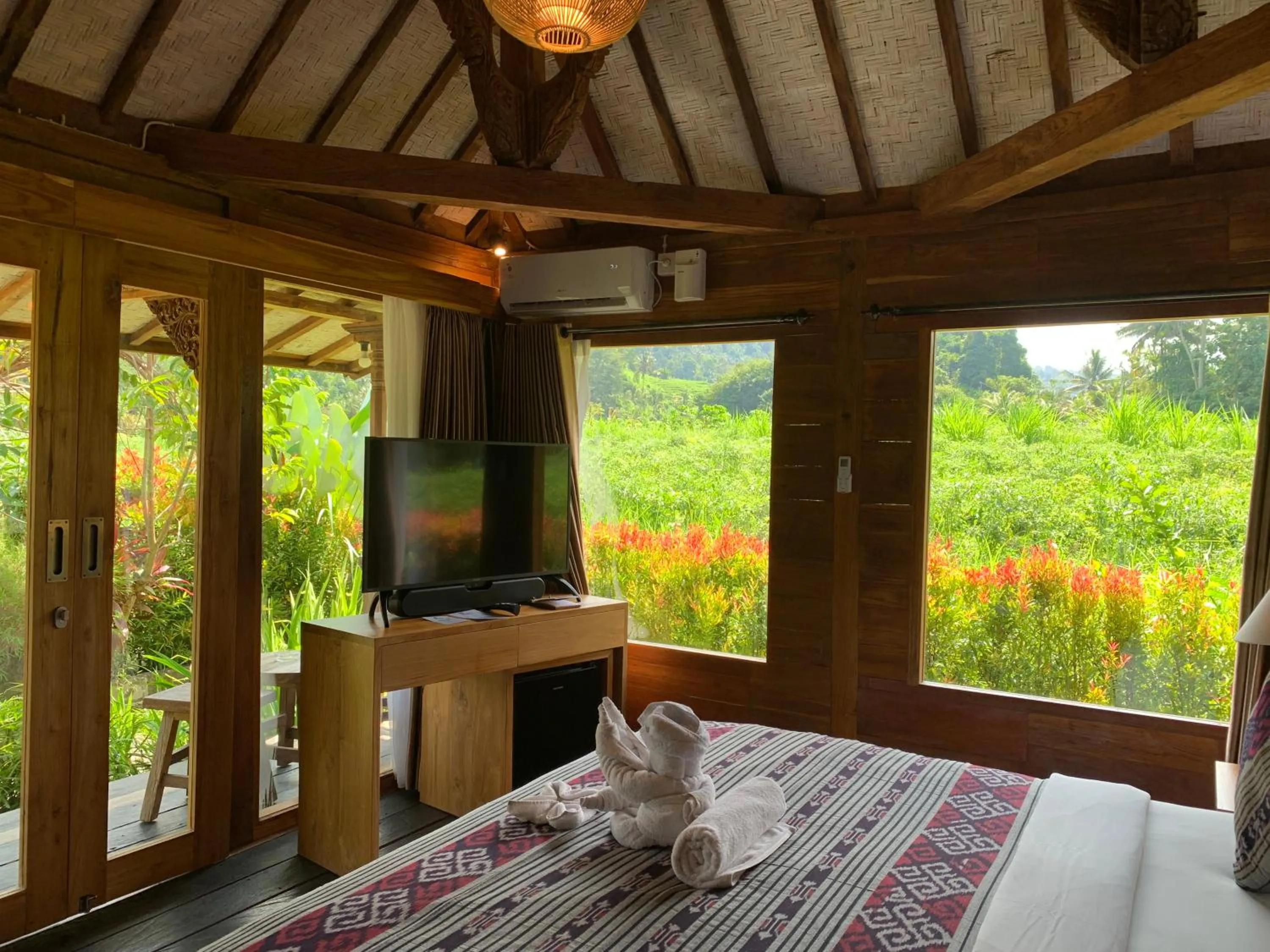 Bed in Kubu Sakian Villa and Restaurant Sidemen