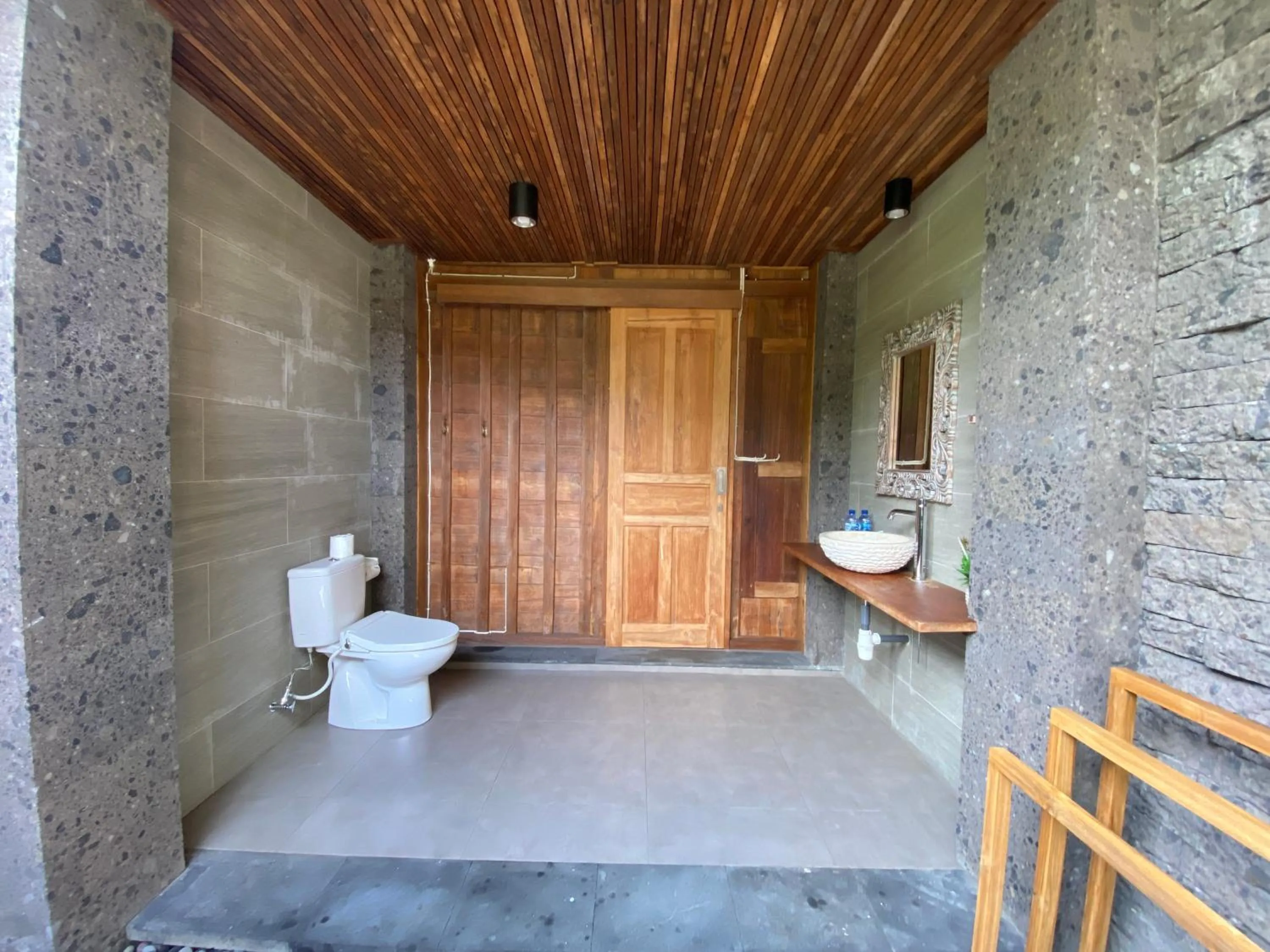 Bathroom in Kubu Sakian Villa and Restaurant Sidemen