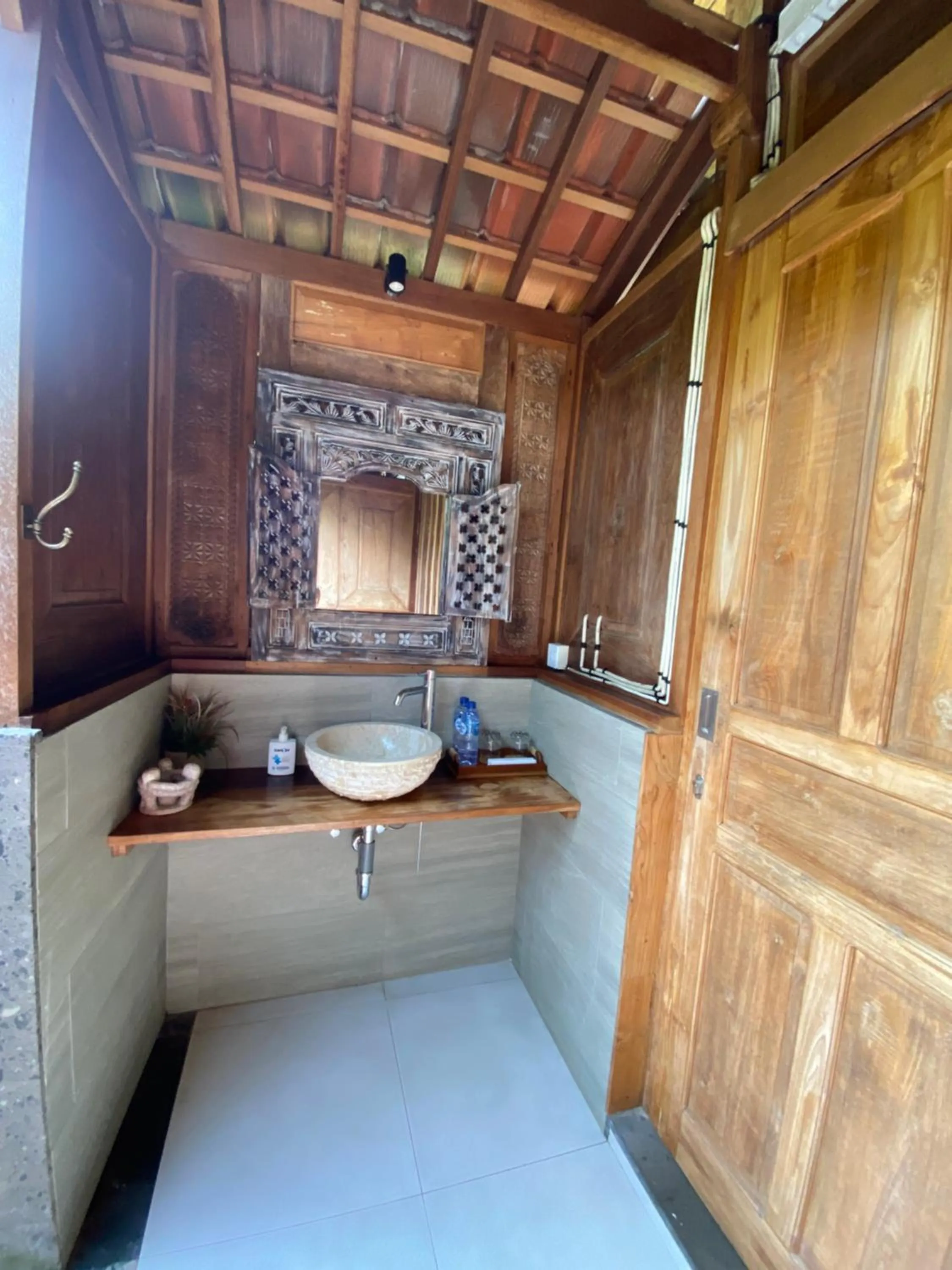 Bathroom in Kubu Sakian Villa and Restaurant Sidemen