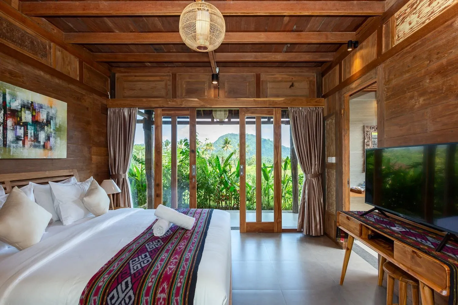 Bed in Kubu Sakian Villa and Restaurant Sidemen