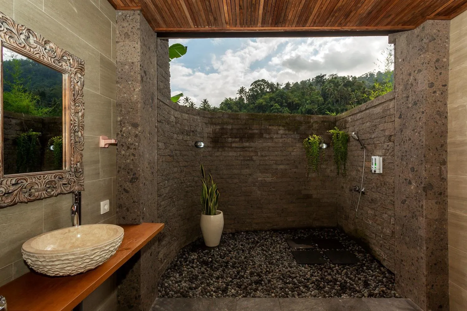 Bathroom in Kubu Sakian Villa and Restaurant Sidemen
