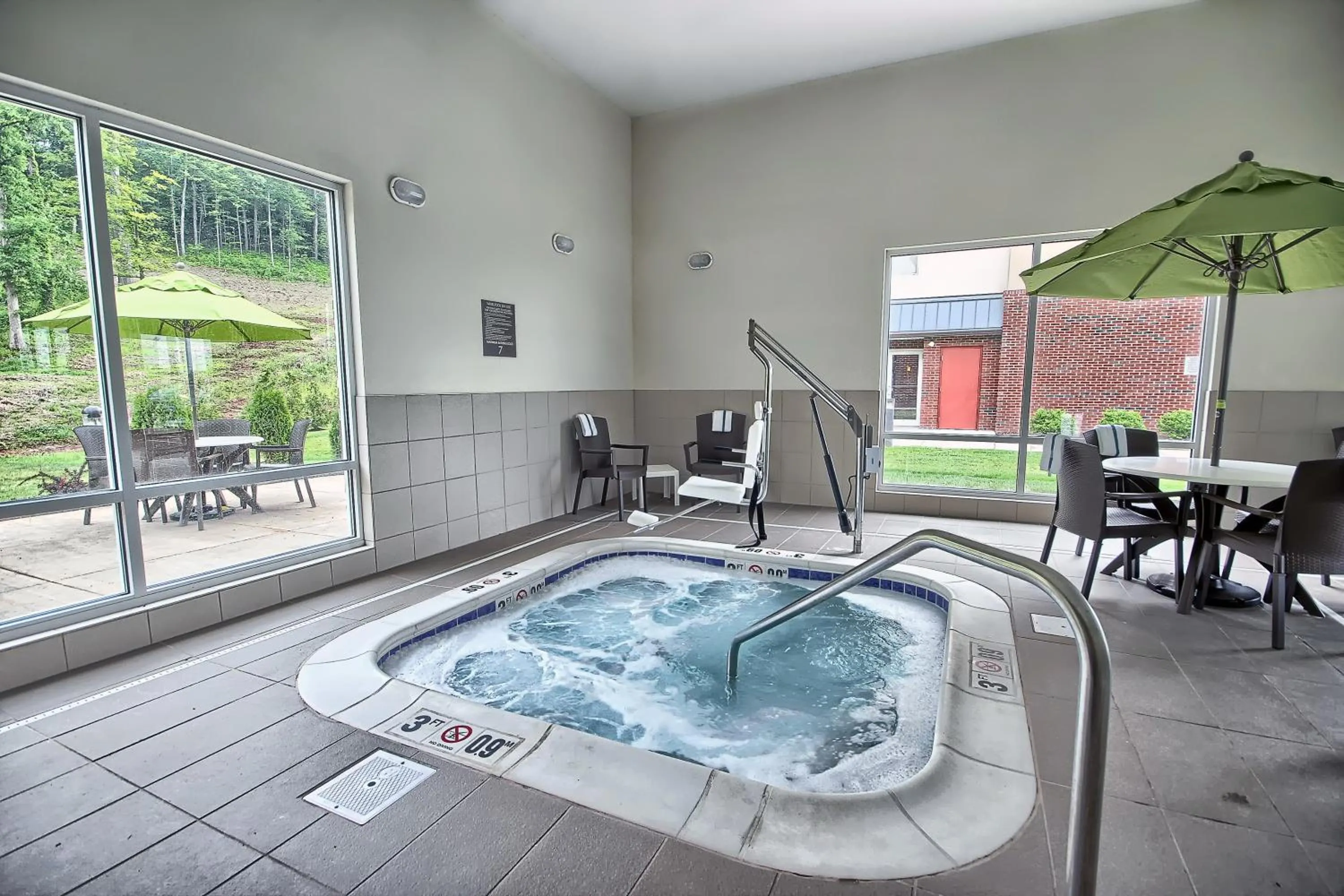 Hot Tub in Comfort Suites Marietta-Parkersburg