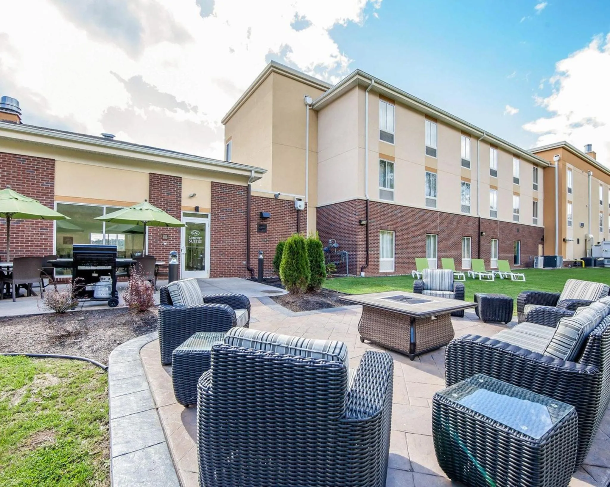 Patio in Comfort Suites Marietta-Parkersburg