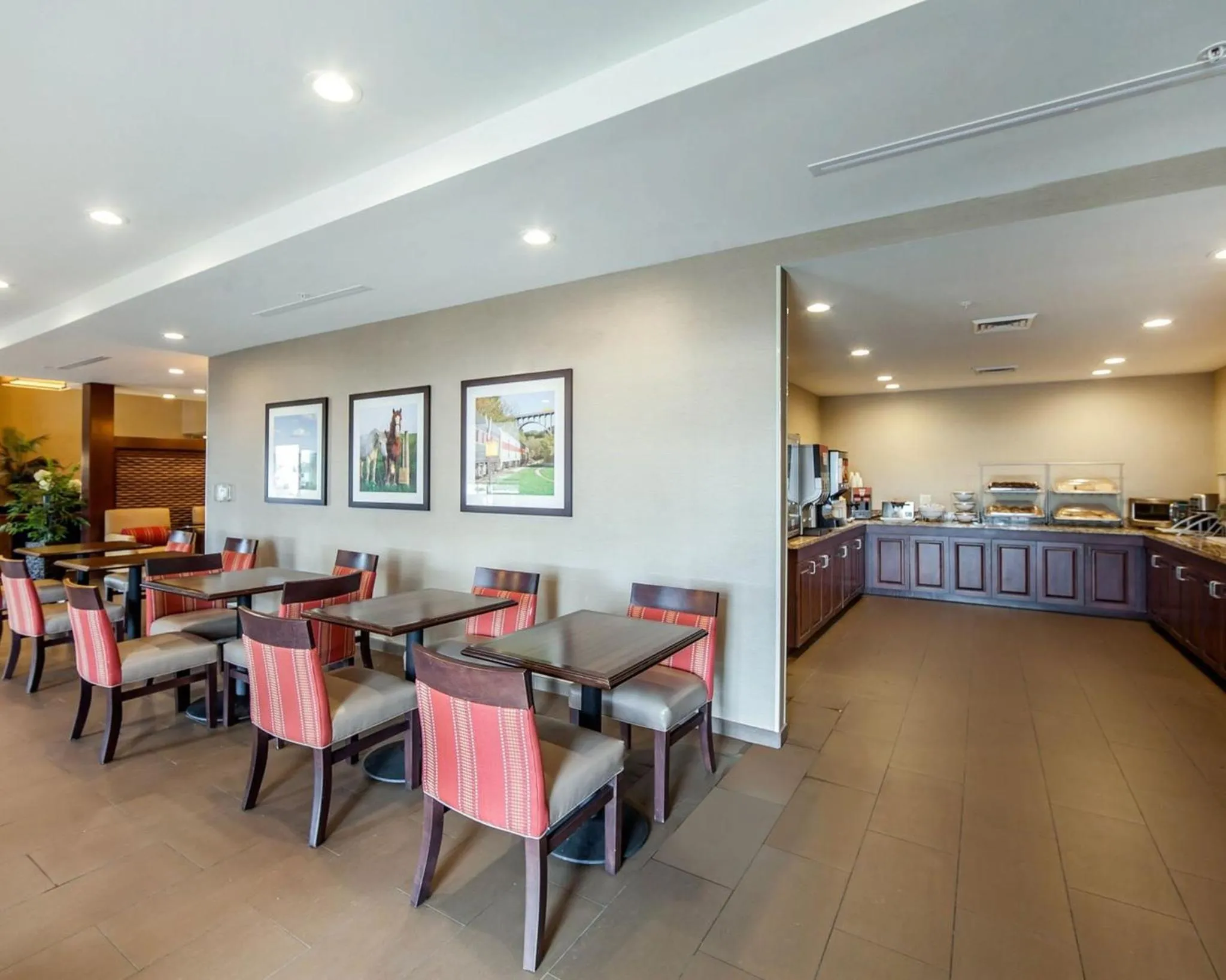 Food and drinks in Comfort Suites Marietta-Parkersburg