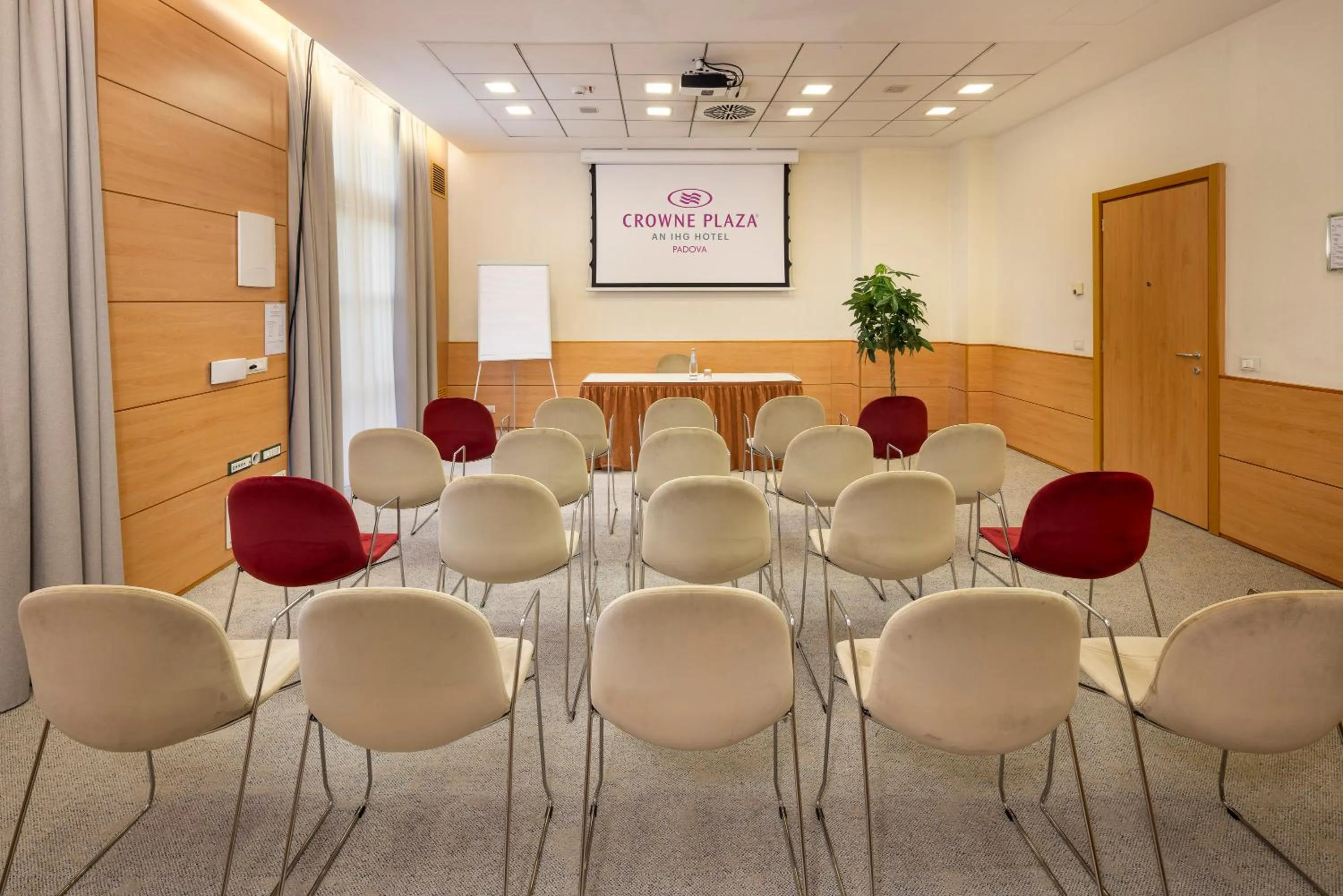 Meeting/conference room in Crowne Plaza Padova by IHG