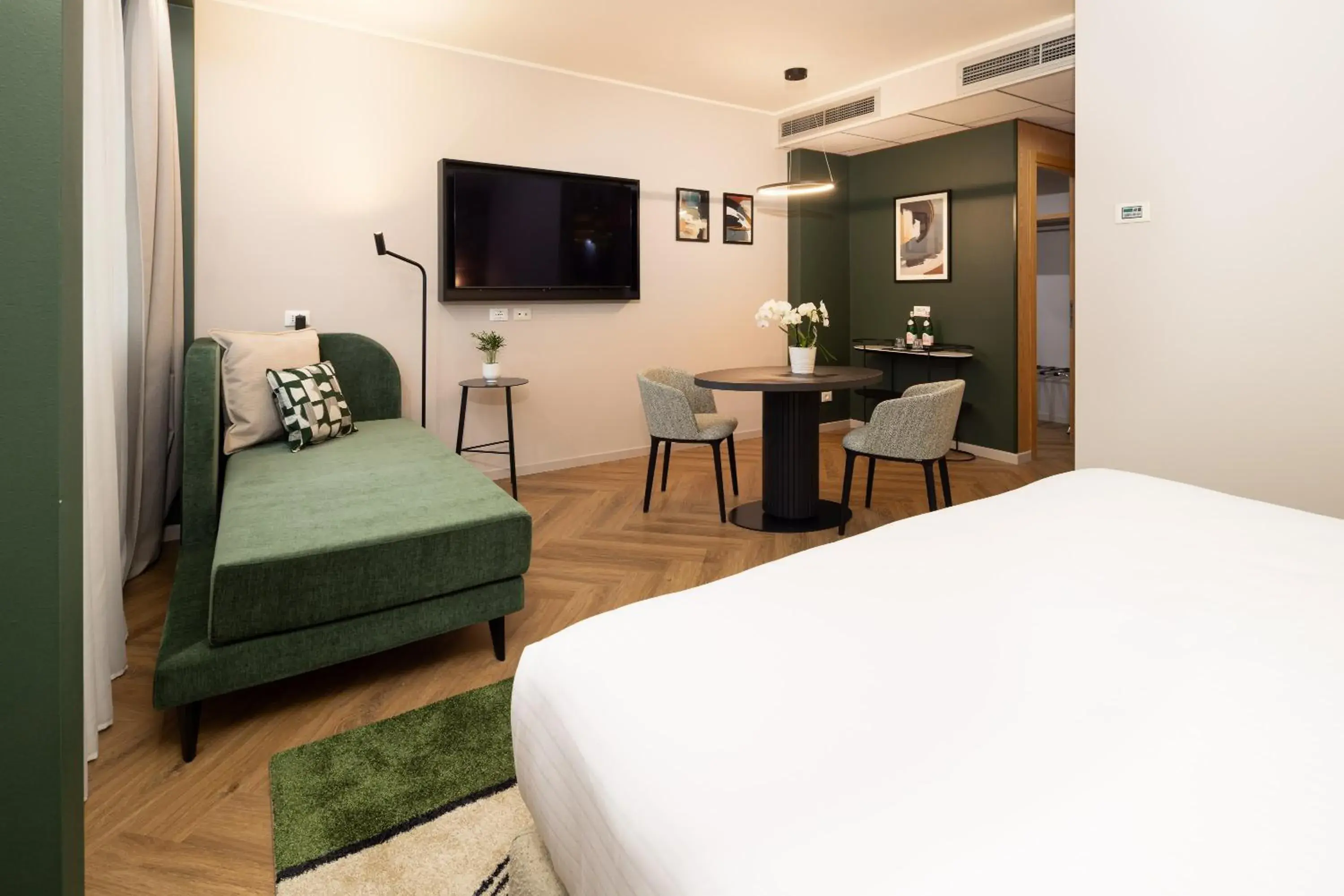 Premium King Room with Sofa Bed in Crowne Plaza Padova by IHG Premium King Room with Sofa Bed in Crowne Plaza Padova by IHG