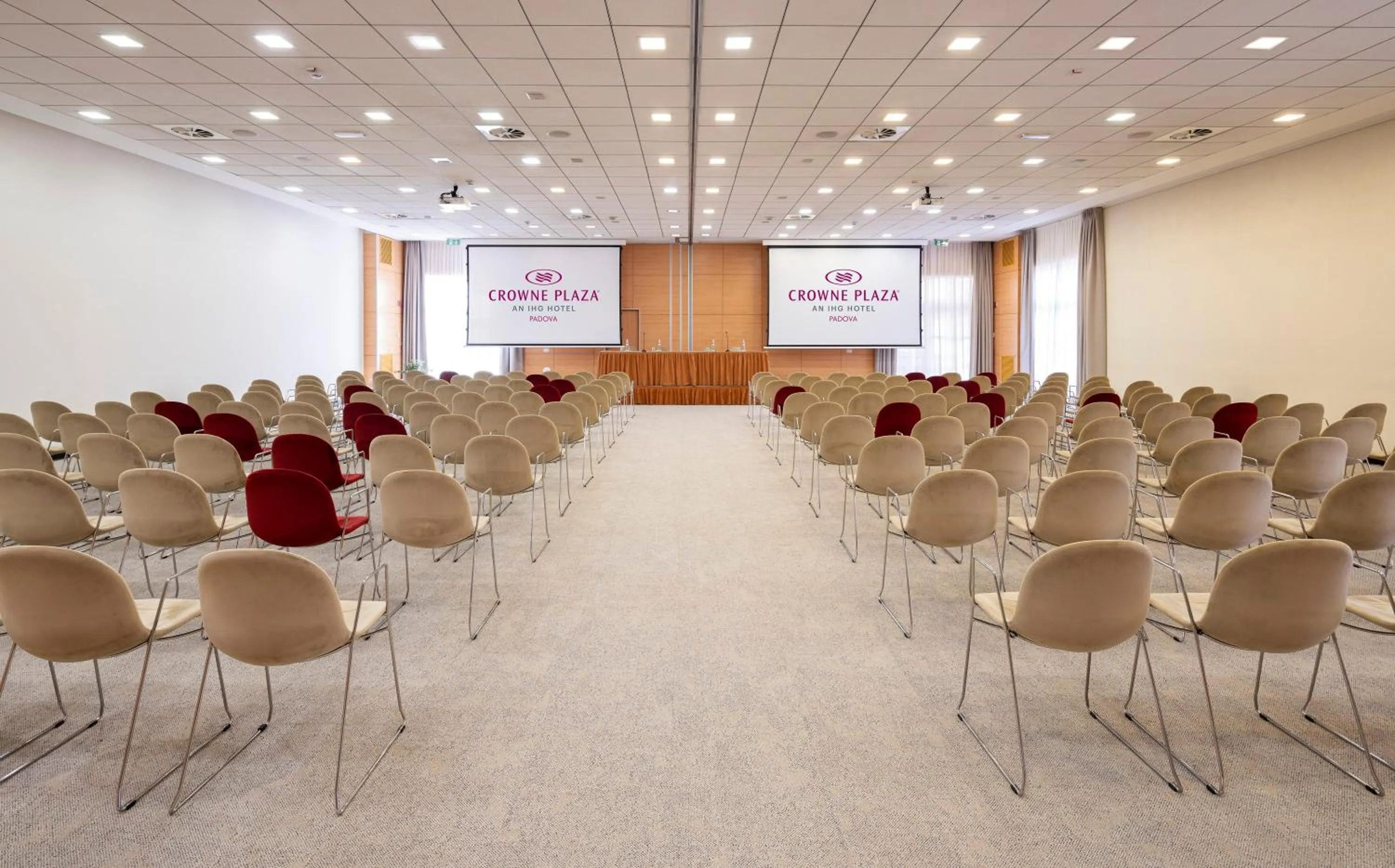 Meeting/conference room in Crowne Plaza Padova by IHG