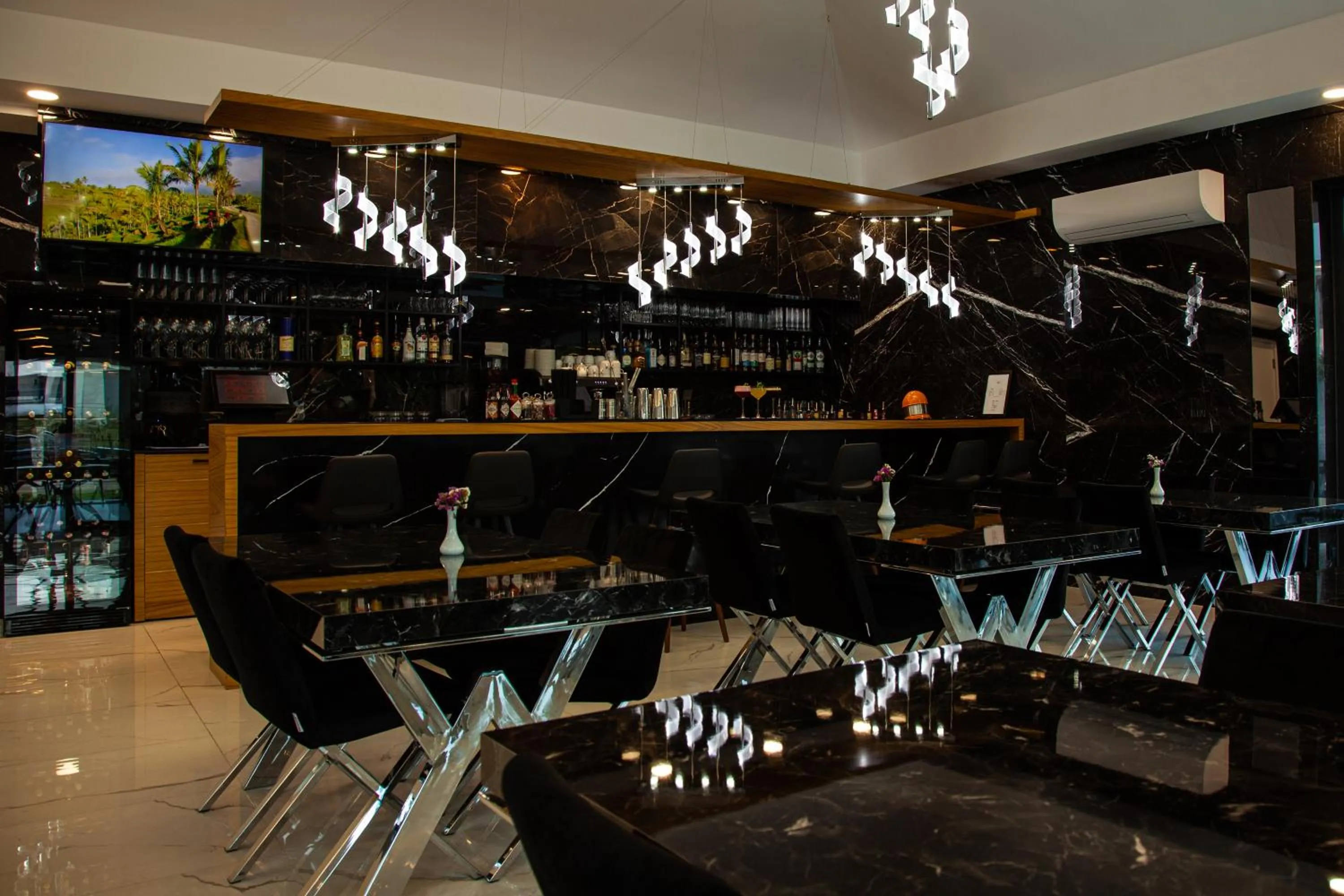 Restaurant/places to eat in Edem Flower Hotel