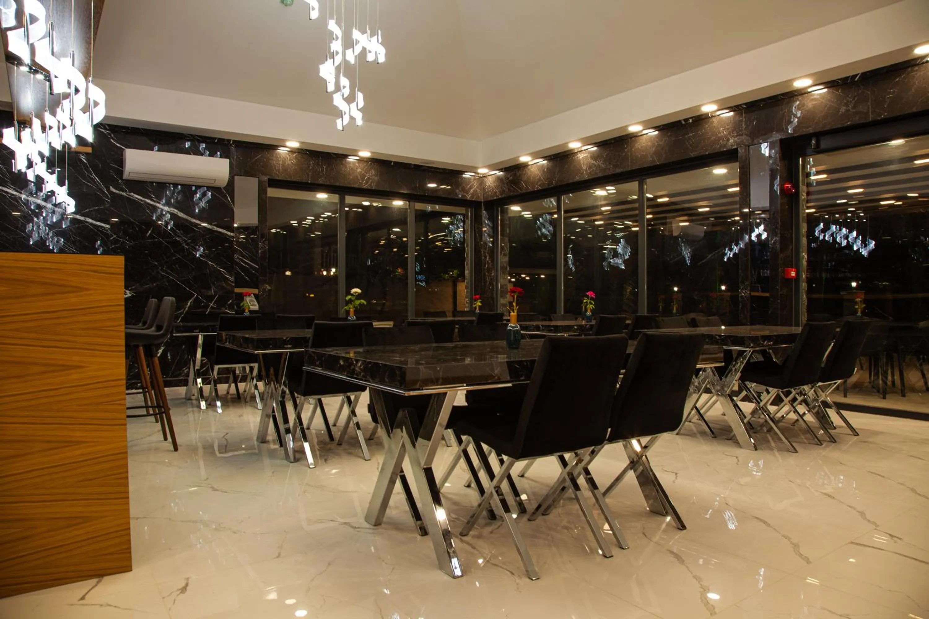Restaurant/places to eat in Edem Flower Hotel