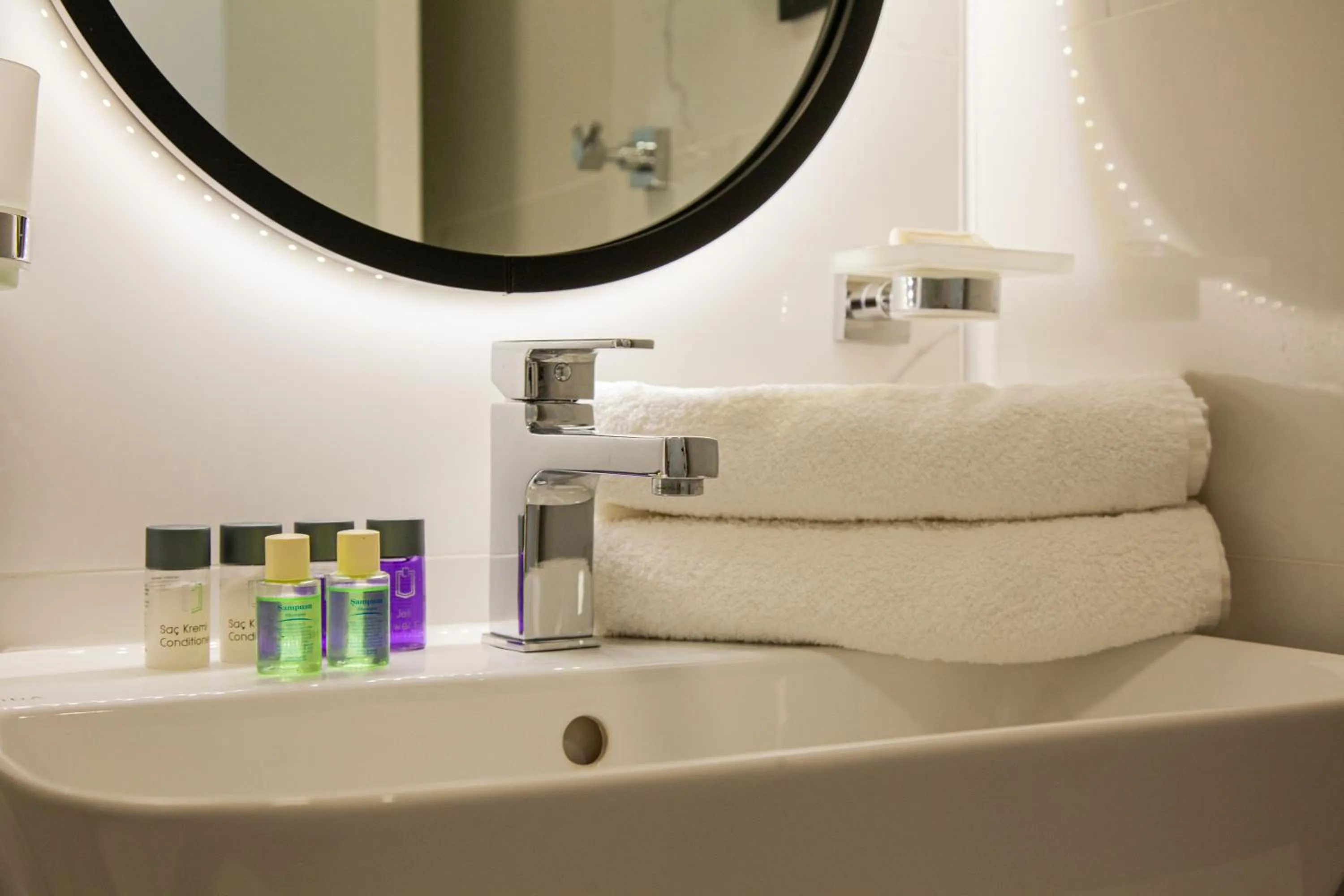 Bathroom in Edem Flower Hotel