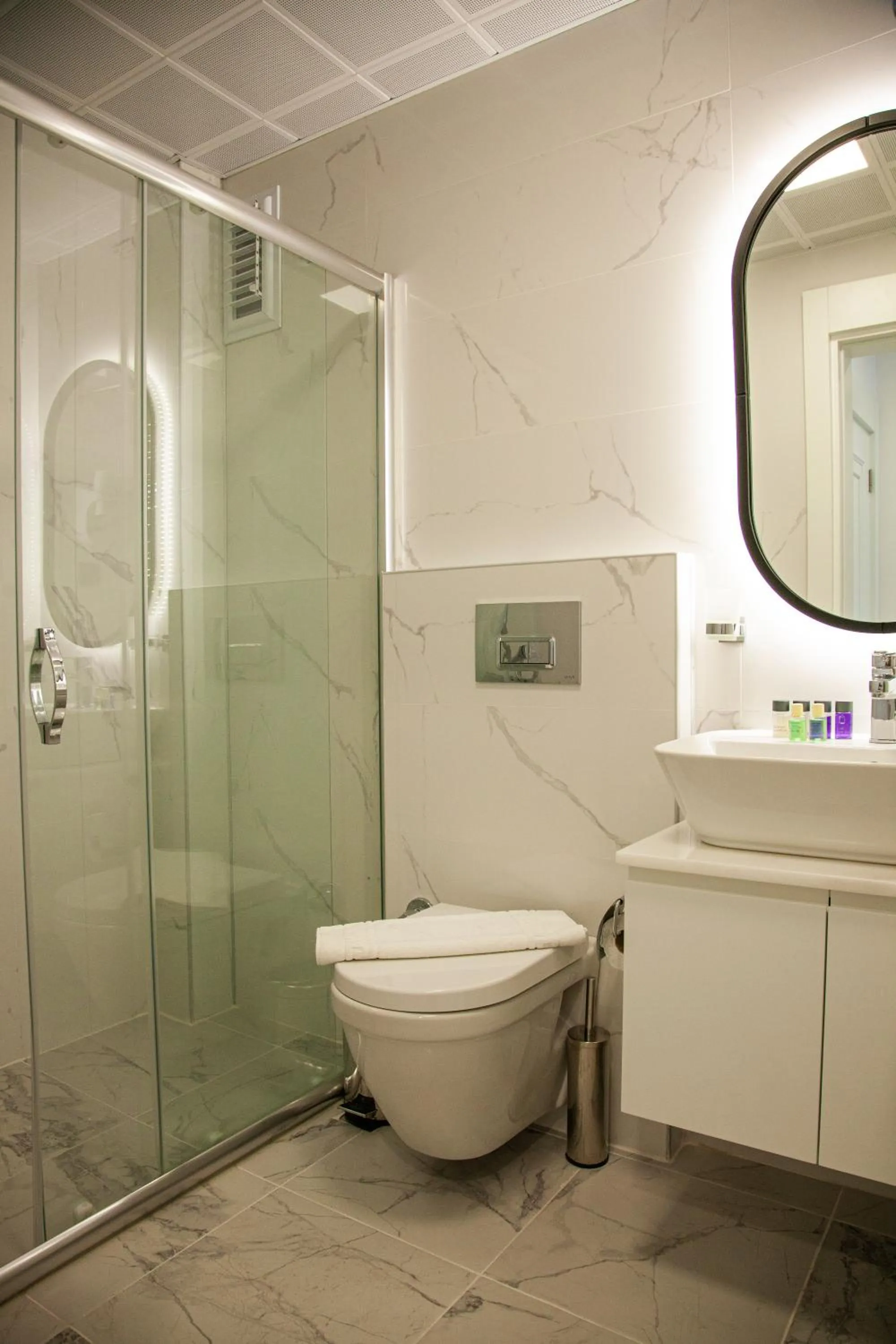 Bathroom in Edem Flower Hotel