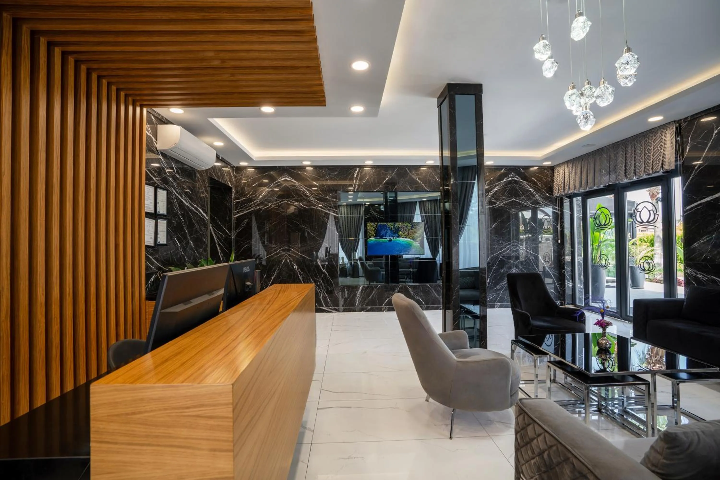 Communal lounge/ TV room in Edem Flower Hotel