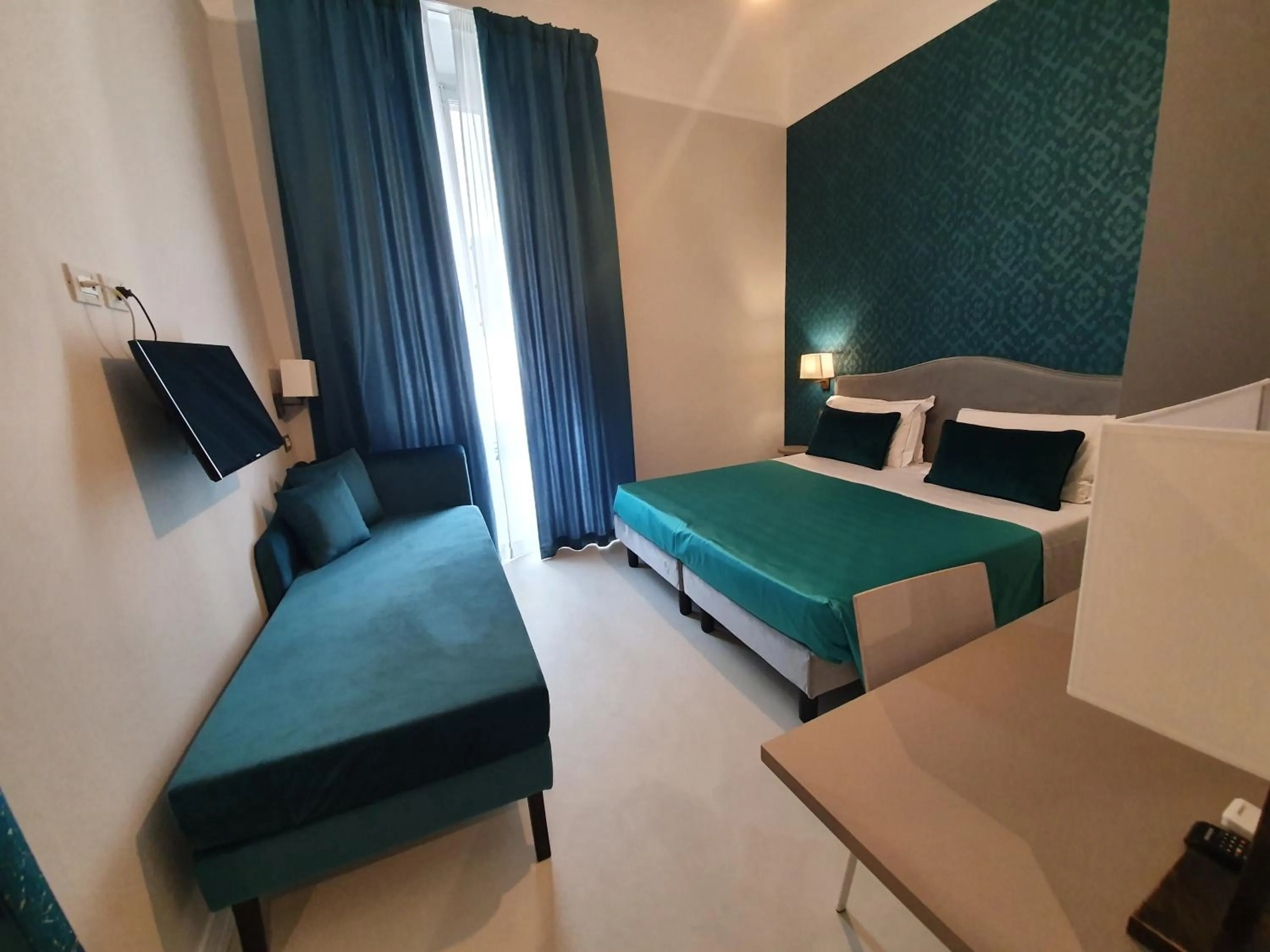 Photo of the whole room, Bed in Hotel Maxim Axial