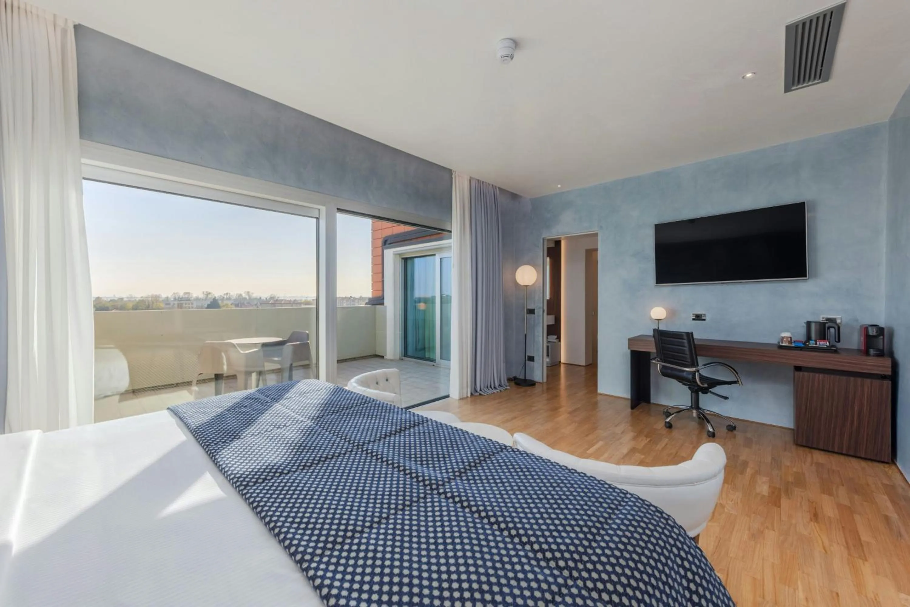 Photo of the whole room, Bed in Courtyard by Marriott Venice Airport