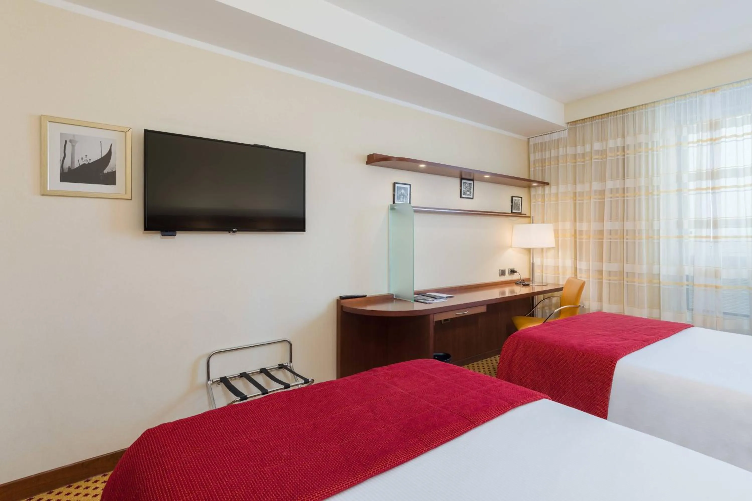 Photo of the whole room, Bed in Courtyard by Marriott Venice Airport