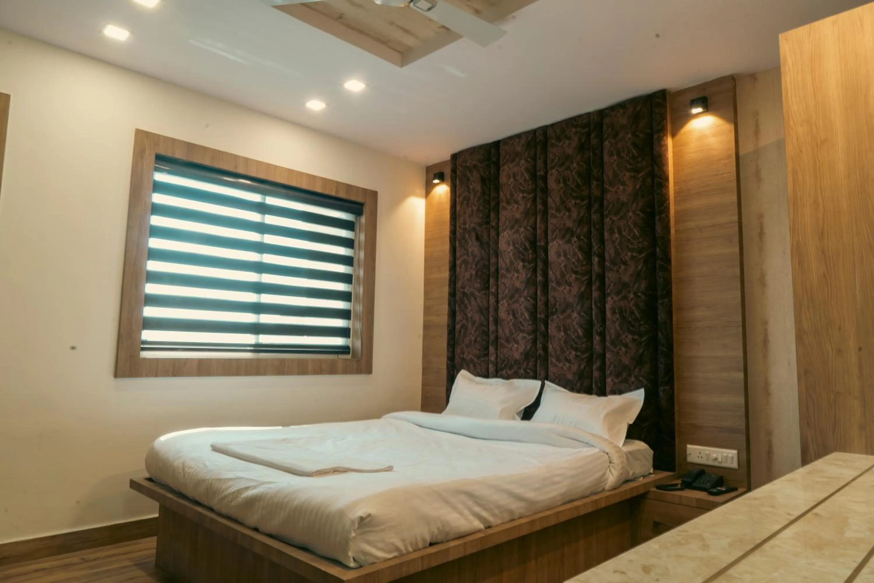 Bed in Hotel Sohrai Inn