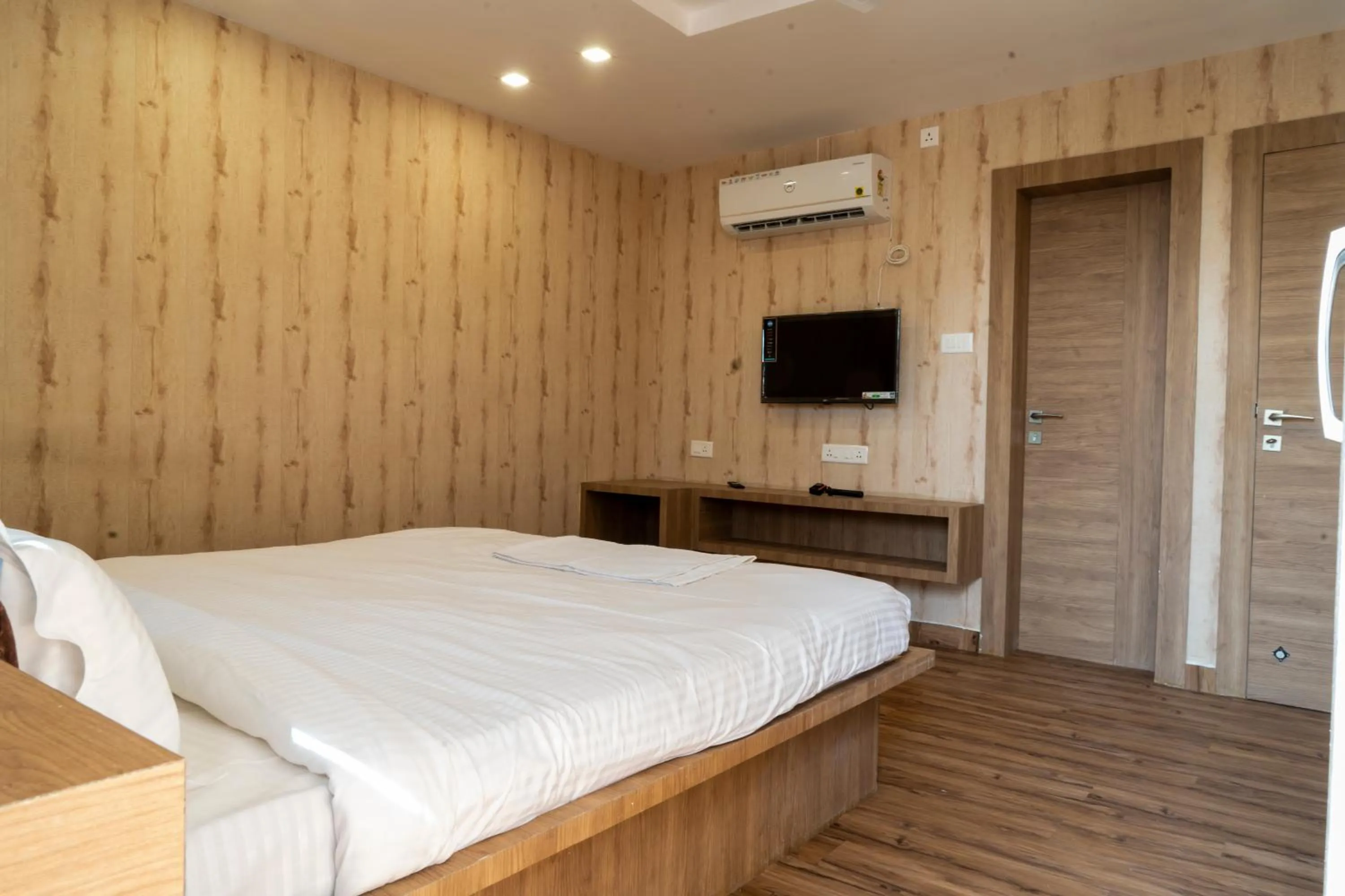 TV and multimedia in Hotel Sohrai Inn