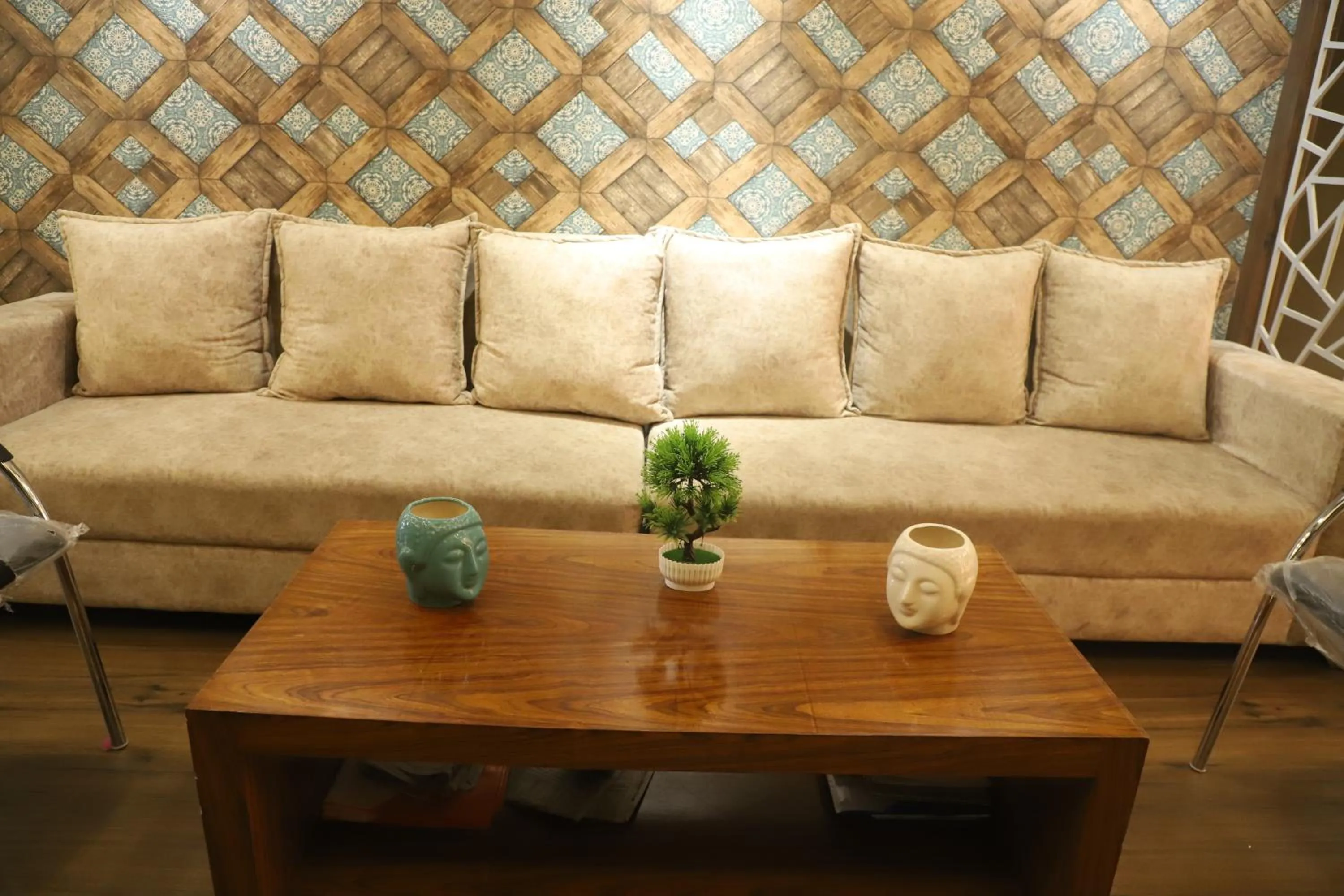 Seating area in Hotel Sohrai Inn