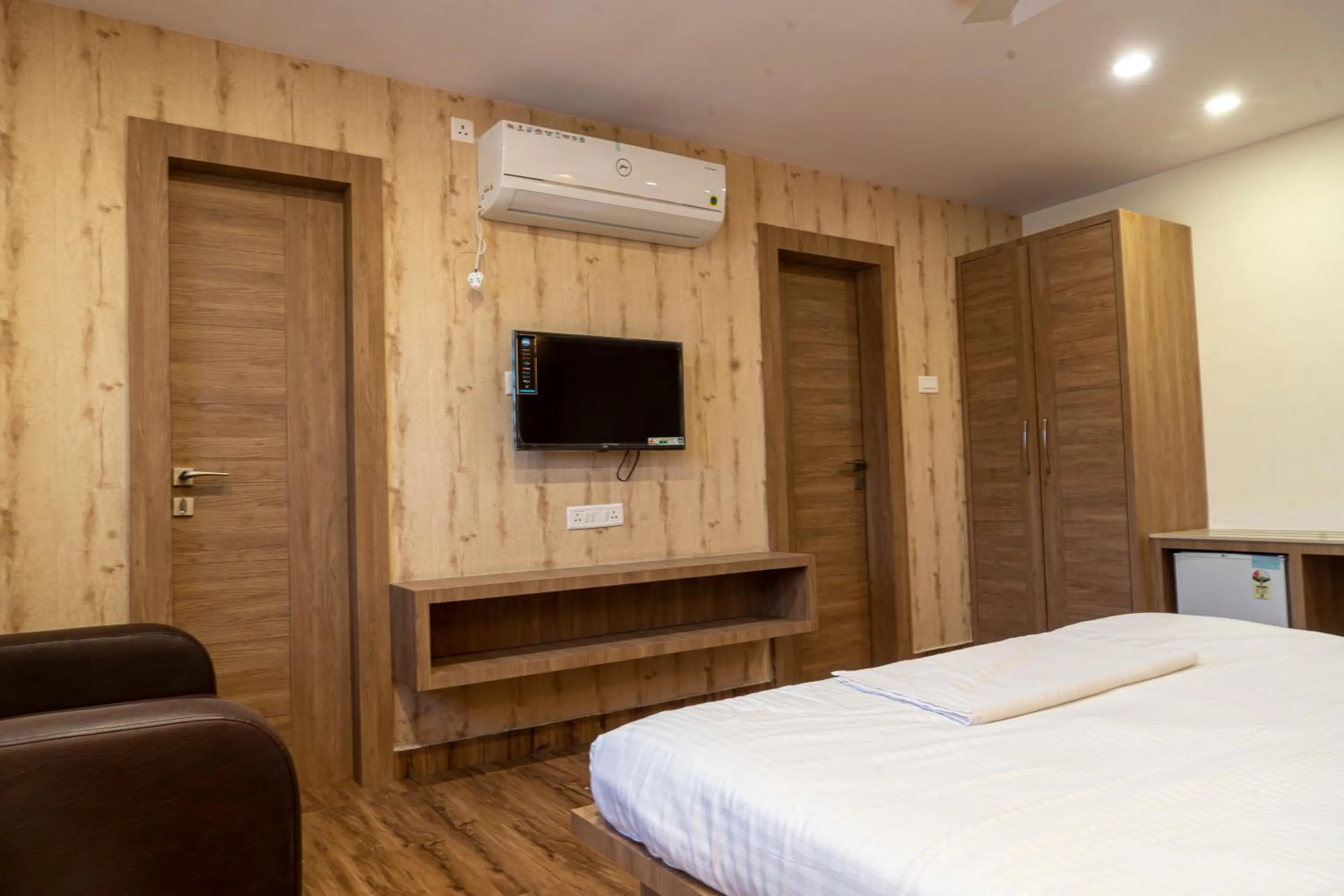 TV and multimedia in Hotel Sohrai Inn