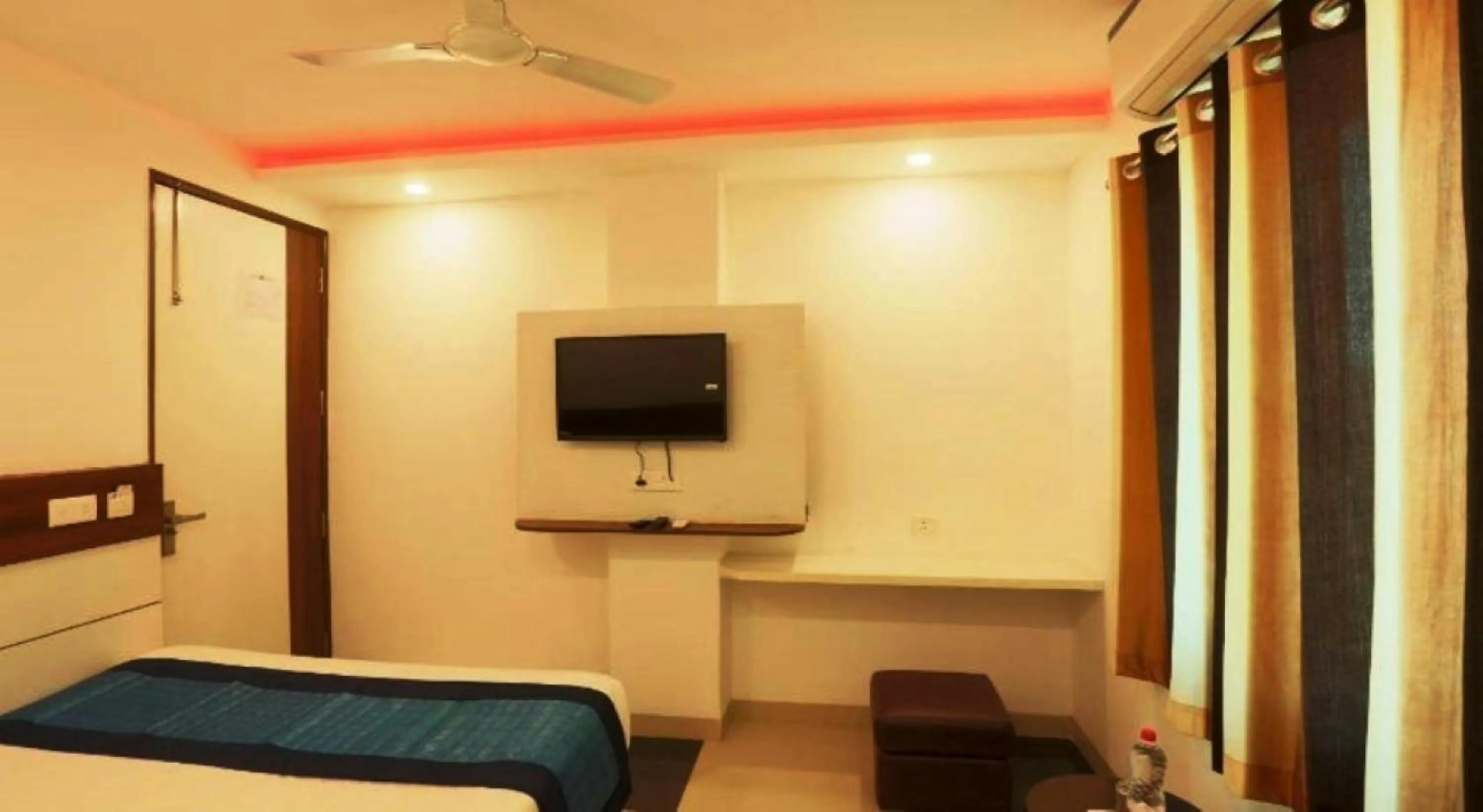 TV and multimedia in Hotel Sohrai Inn