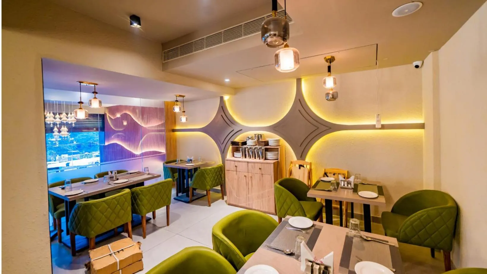 Restaurant/places to eat in Hotel Sohrai Inn