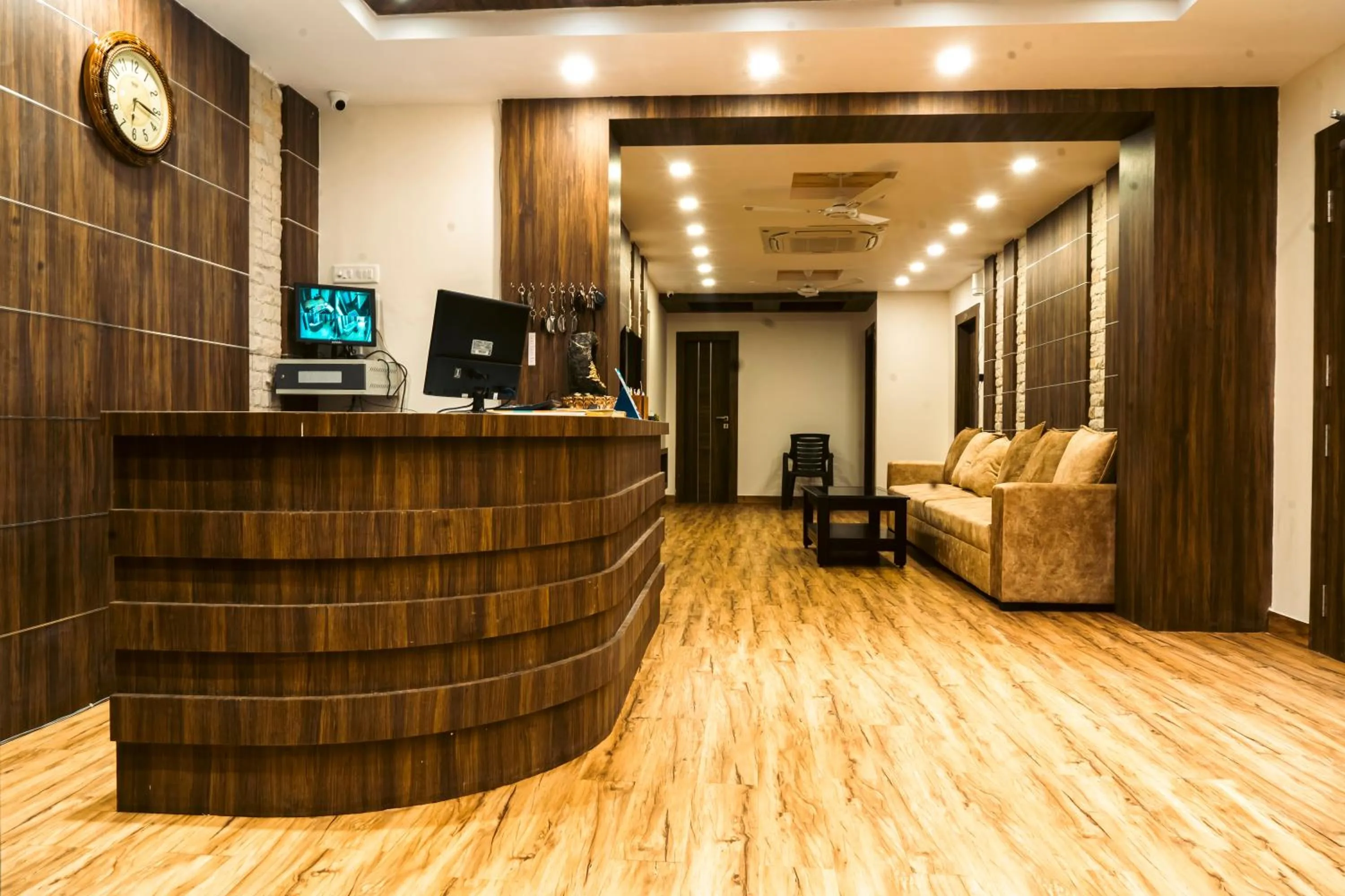 Communal lounge/ TV room in Hotel Sohrai Inn