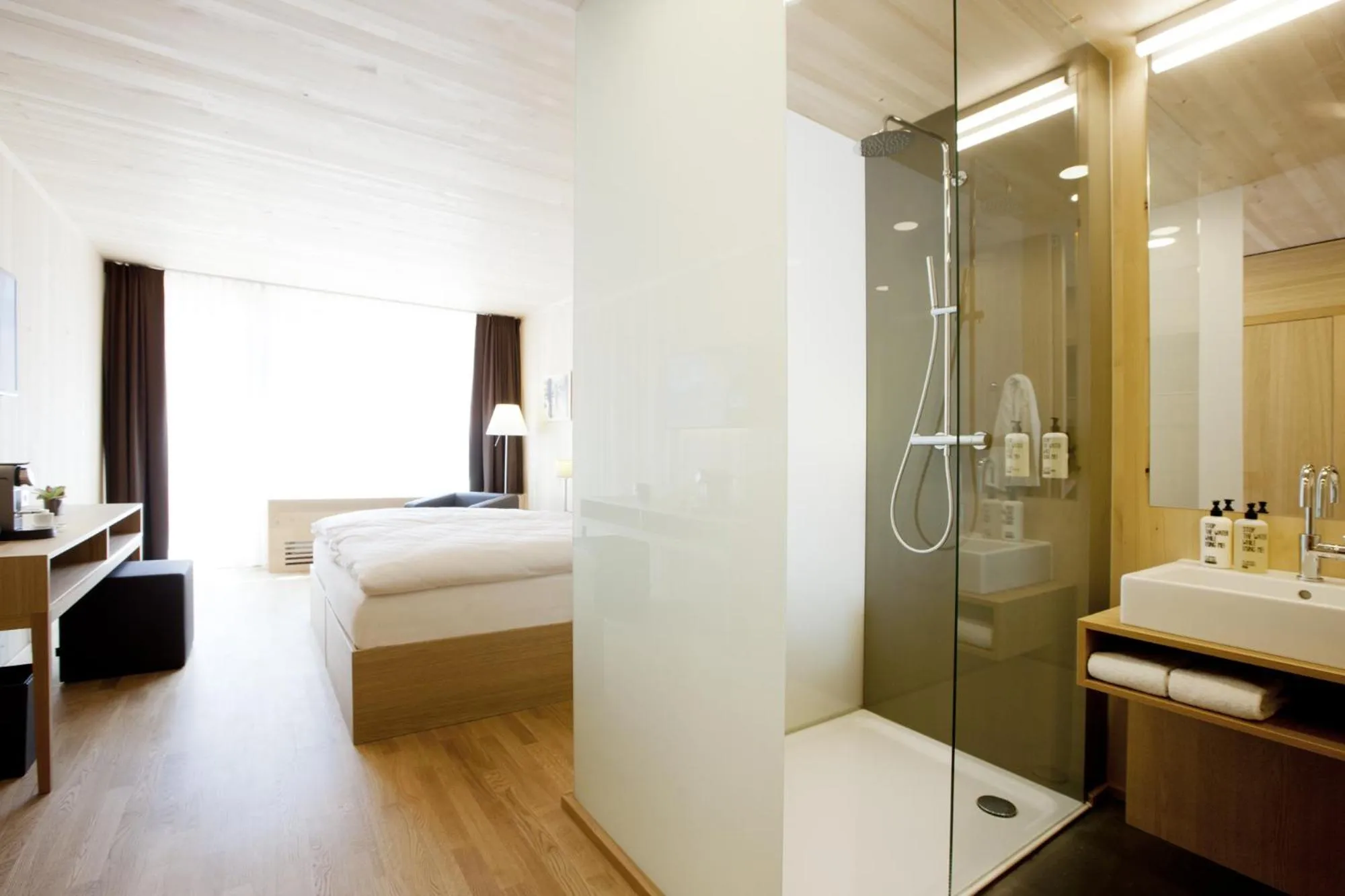 Shower, Bed in Hotel am Garnmarkt