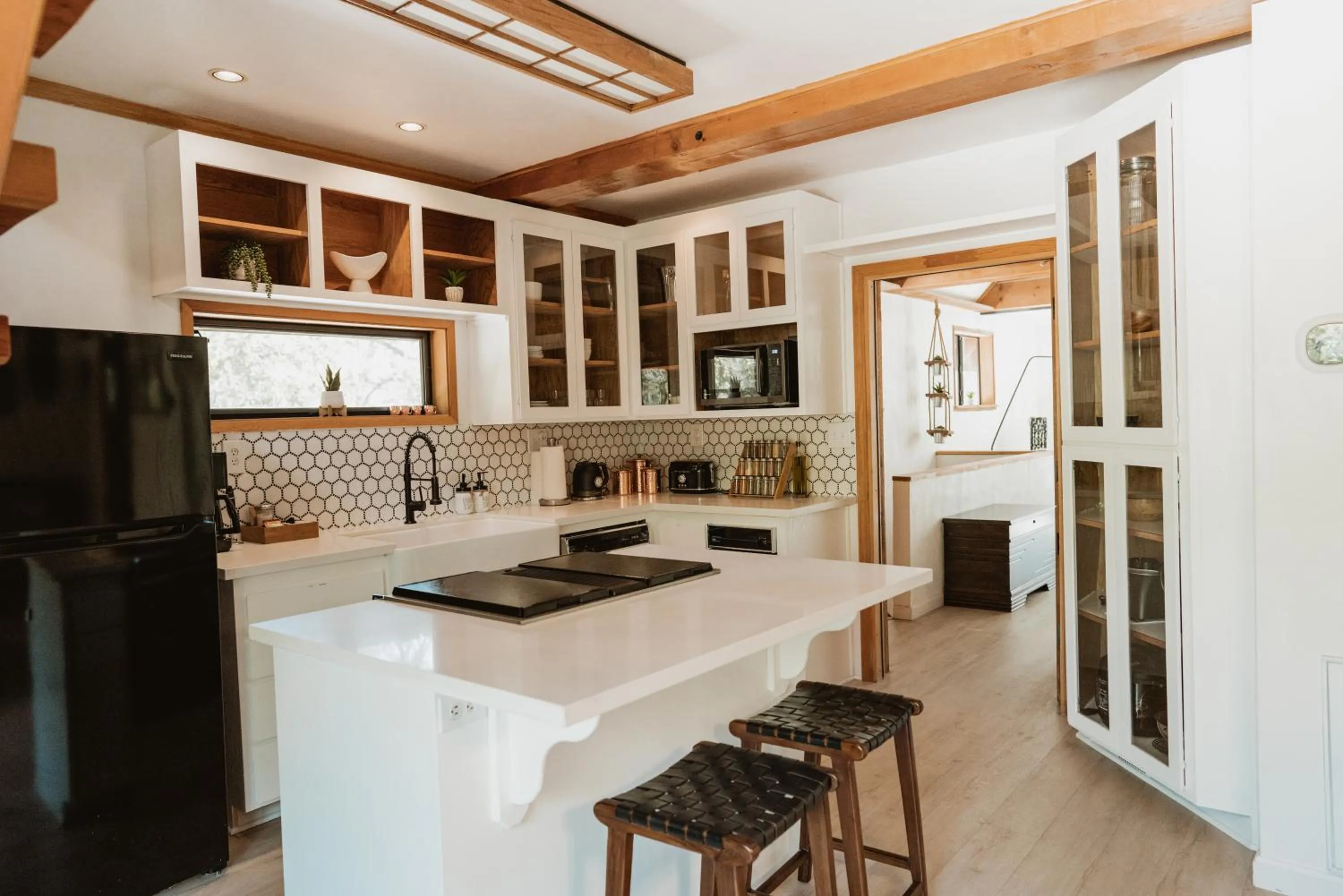 Kitchen or kitchenette in Romantic Forest Lovers Nest by Casa Oso