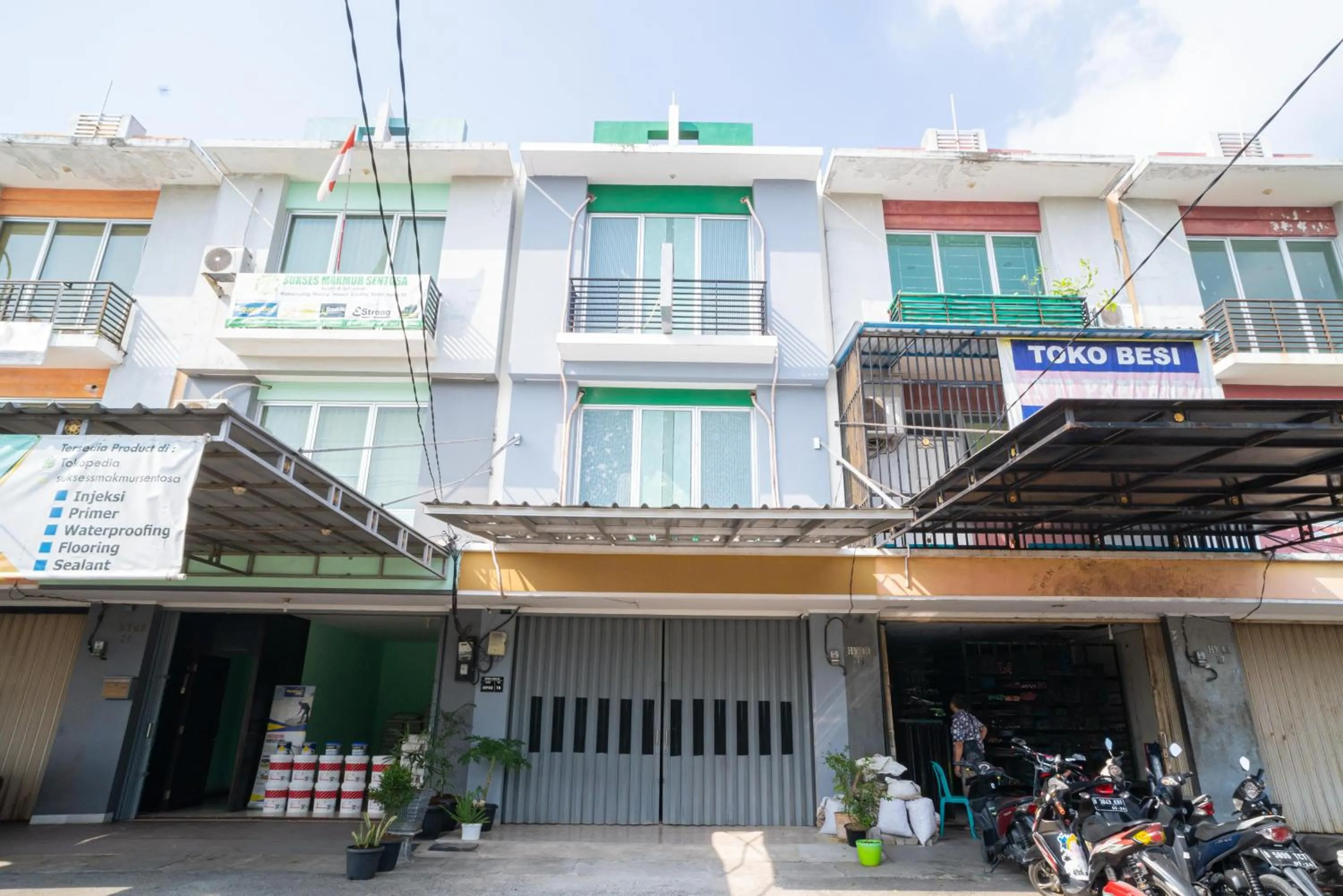 Property building in RedDoorz @ Aralia Harapan Indah