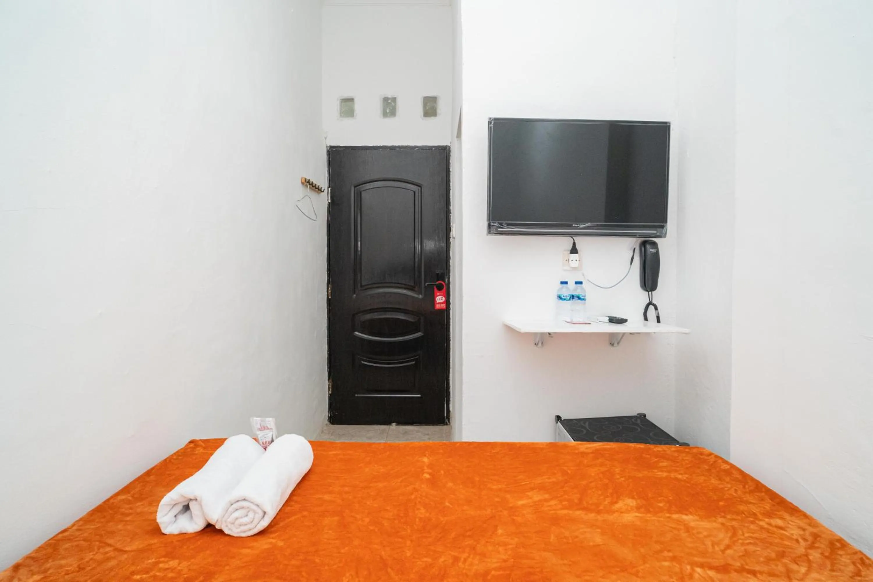 Bedroom, Bed in RedDoorz @ Aralia Harapan Indah