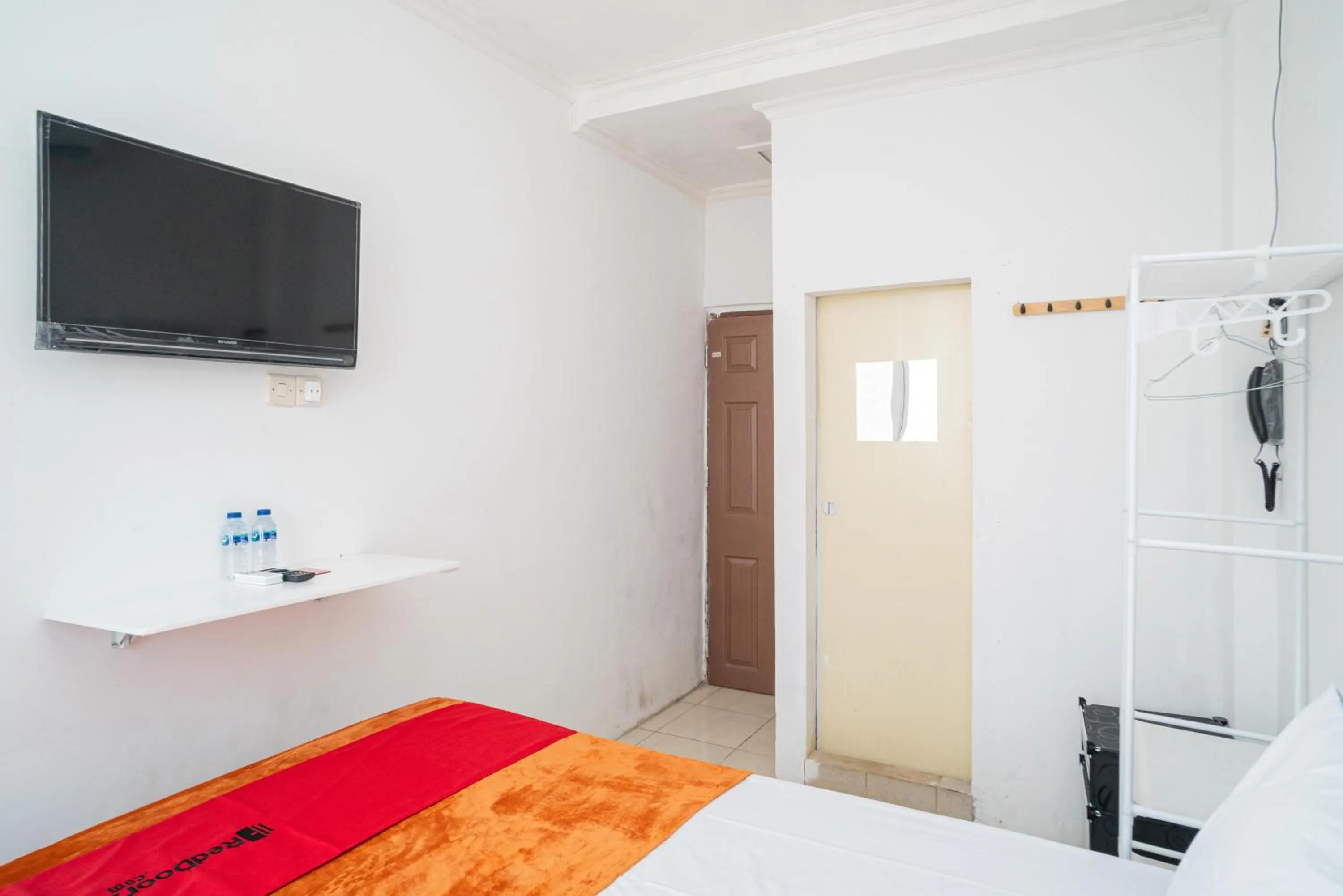 Bedroom, Bed in RedDoorz @ Aralia Harapan Indah