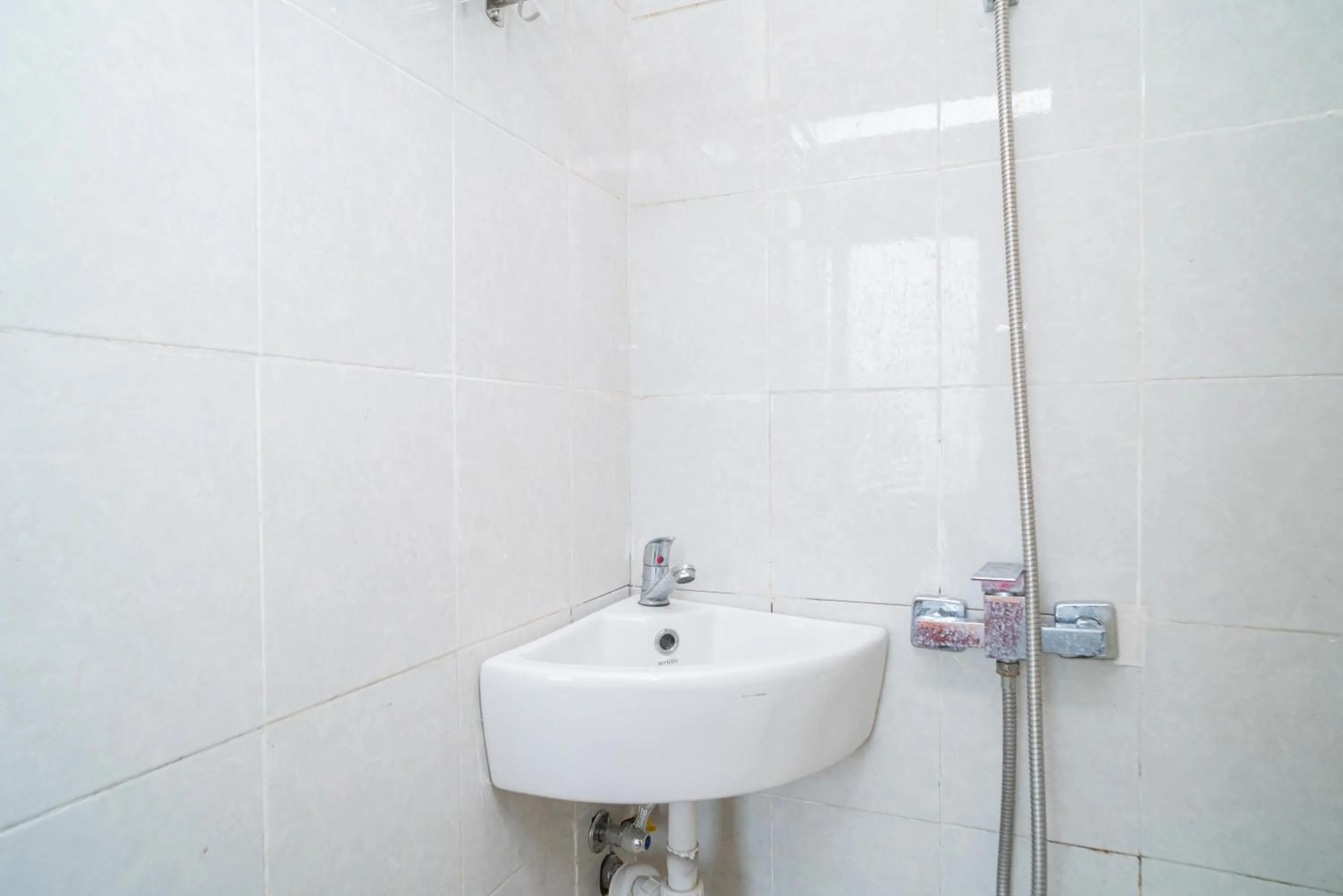 Bathroom in RedDoorz @ Aralia Harapan Indah