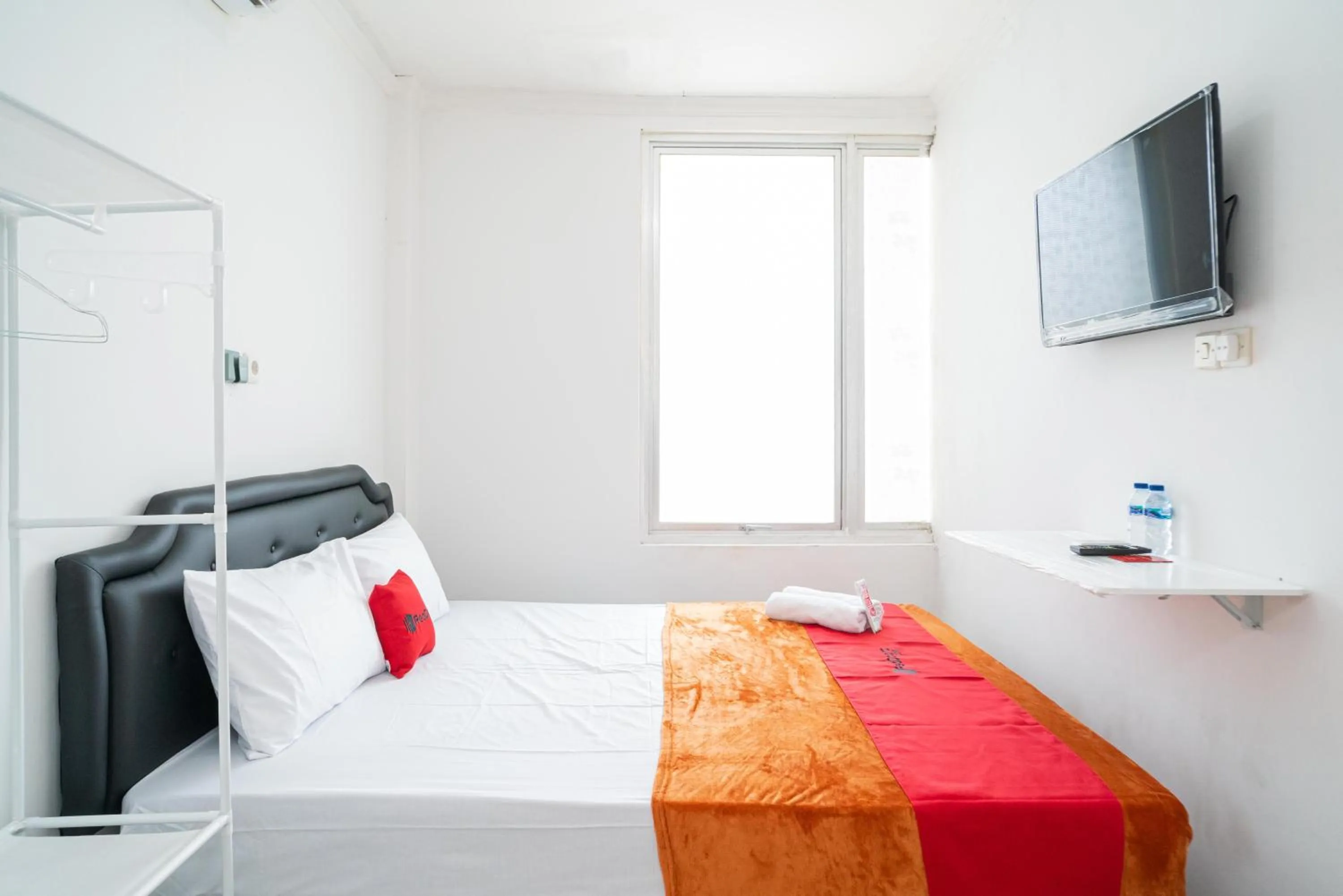 Bedroom, Bed in RedDoorz @ Aralia Harapan Indah