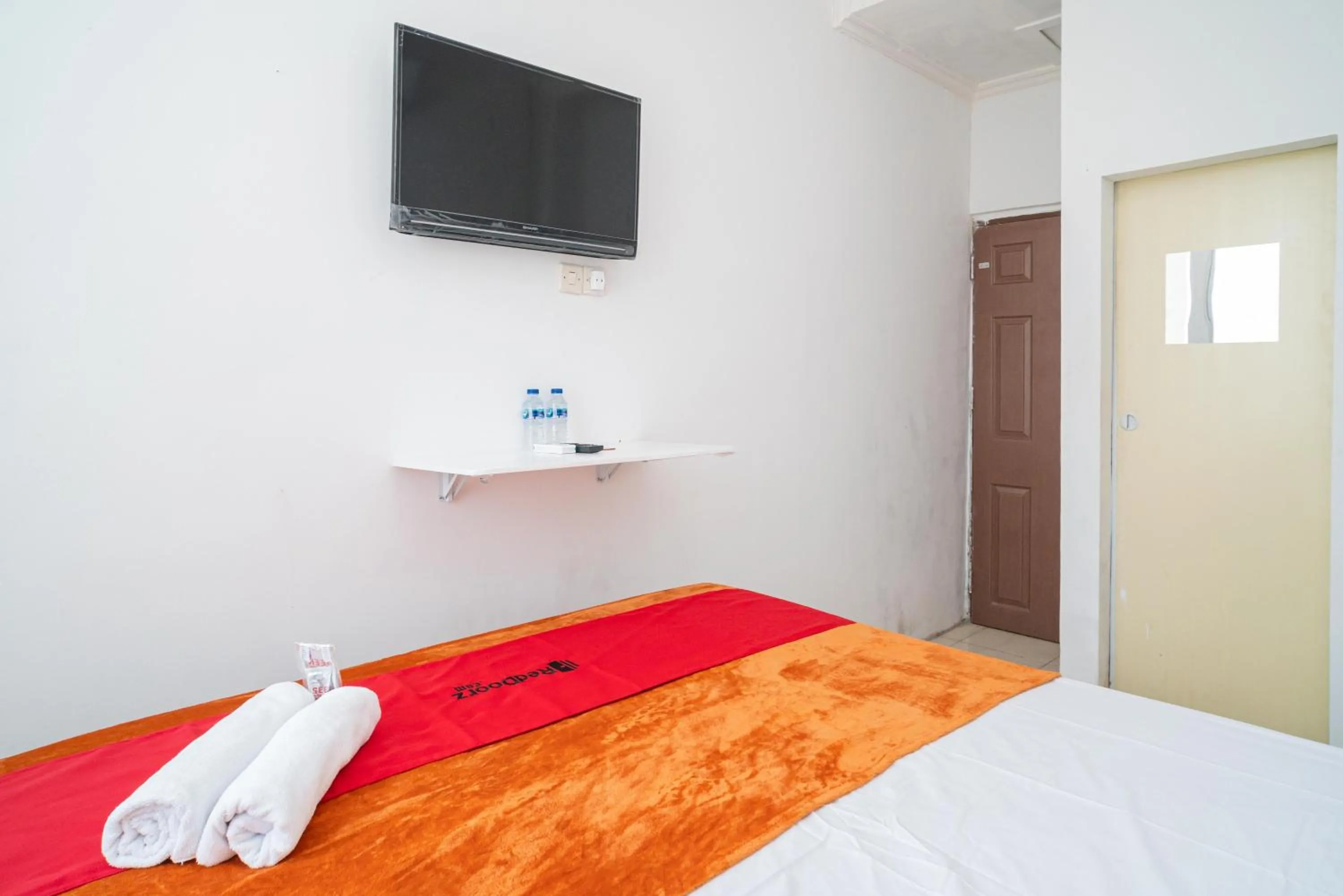 Bedroom, Bed in RedDoorz @ Aralia Harapan Indah