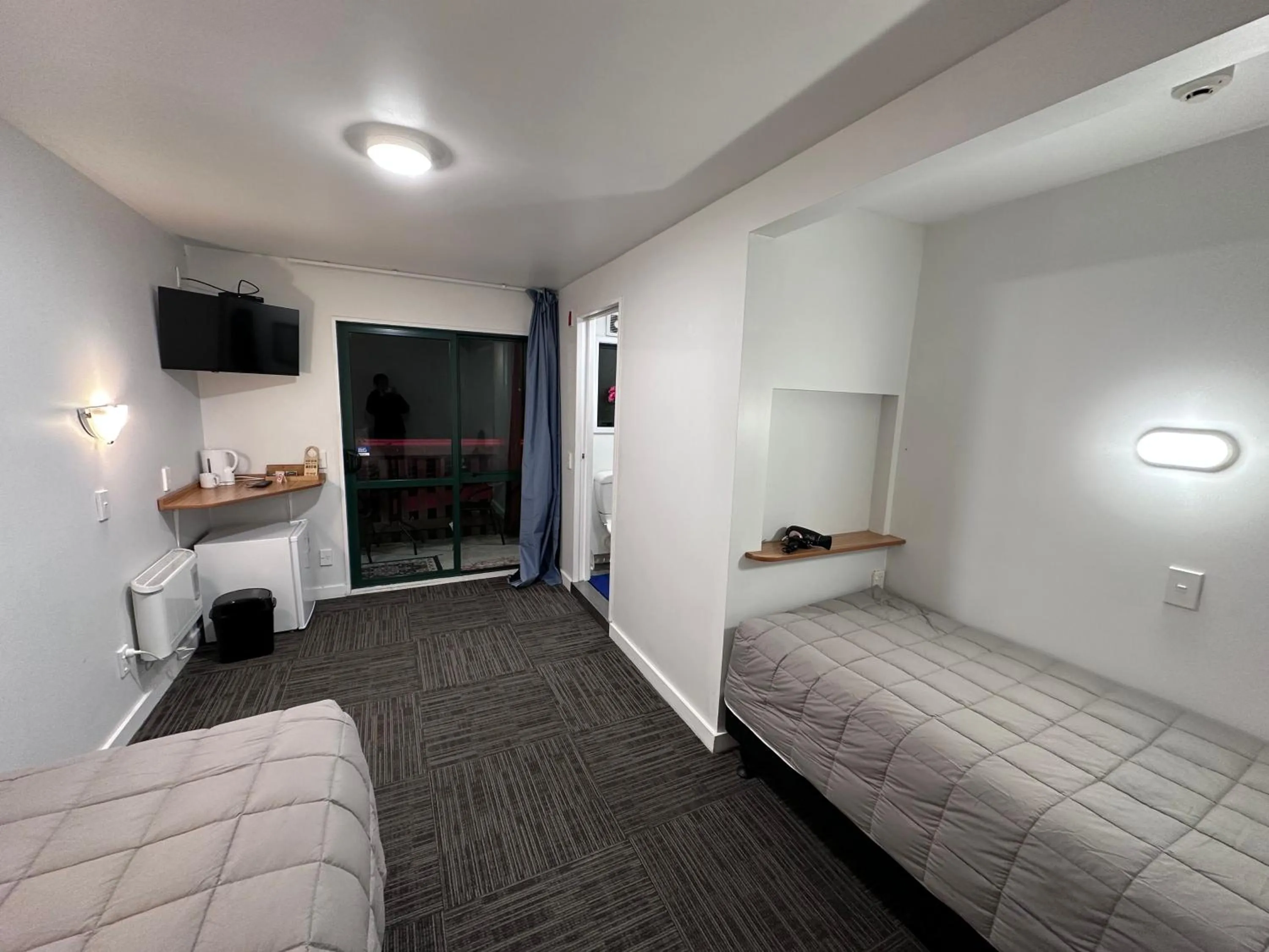 Photo of the whole room, Bed in Fox Glacier Jade Hotel