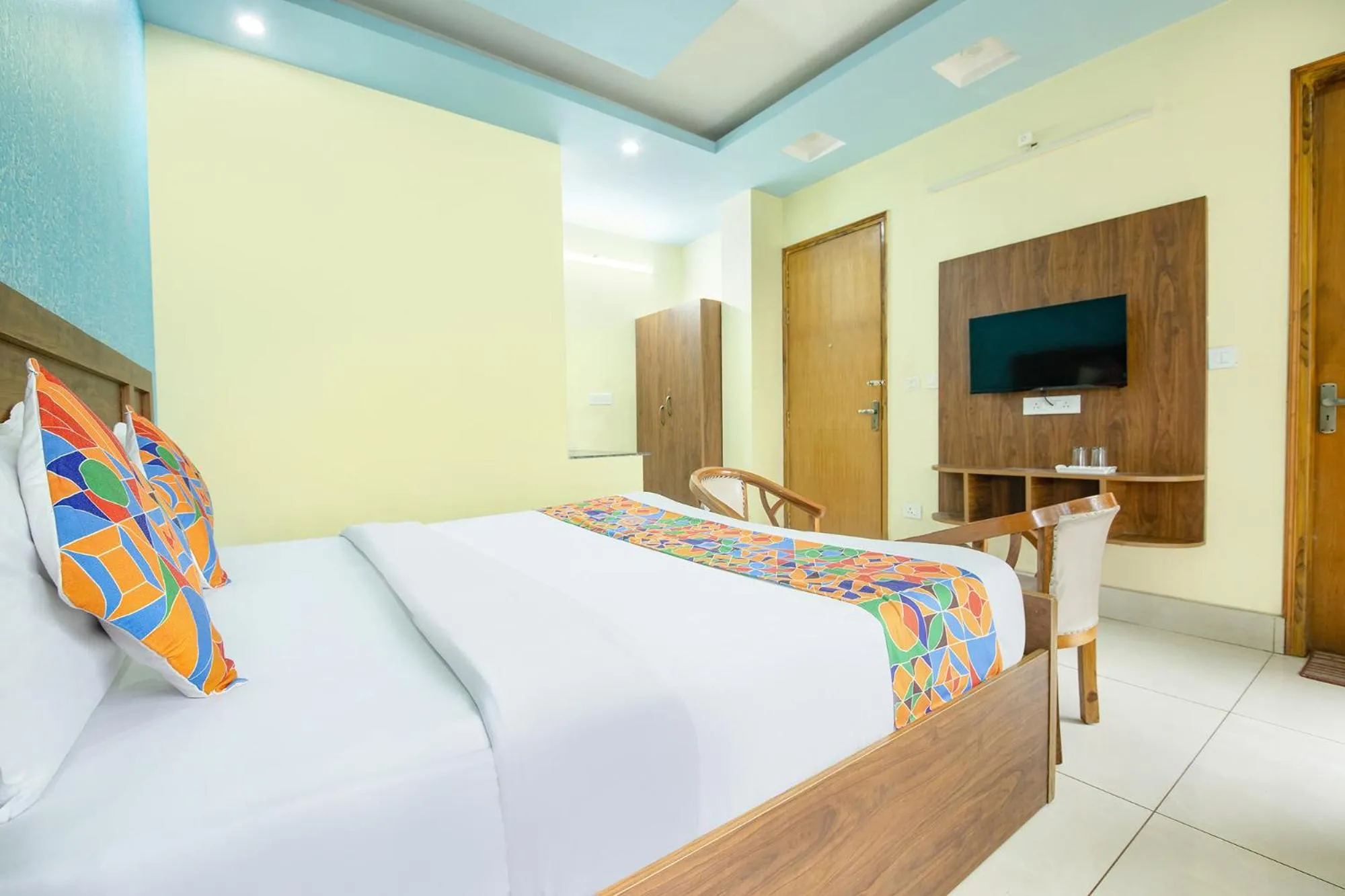 Bed in FabHotel Crestwood Inn