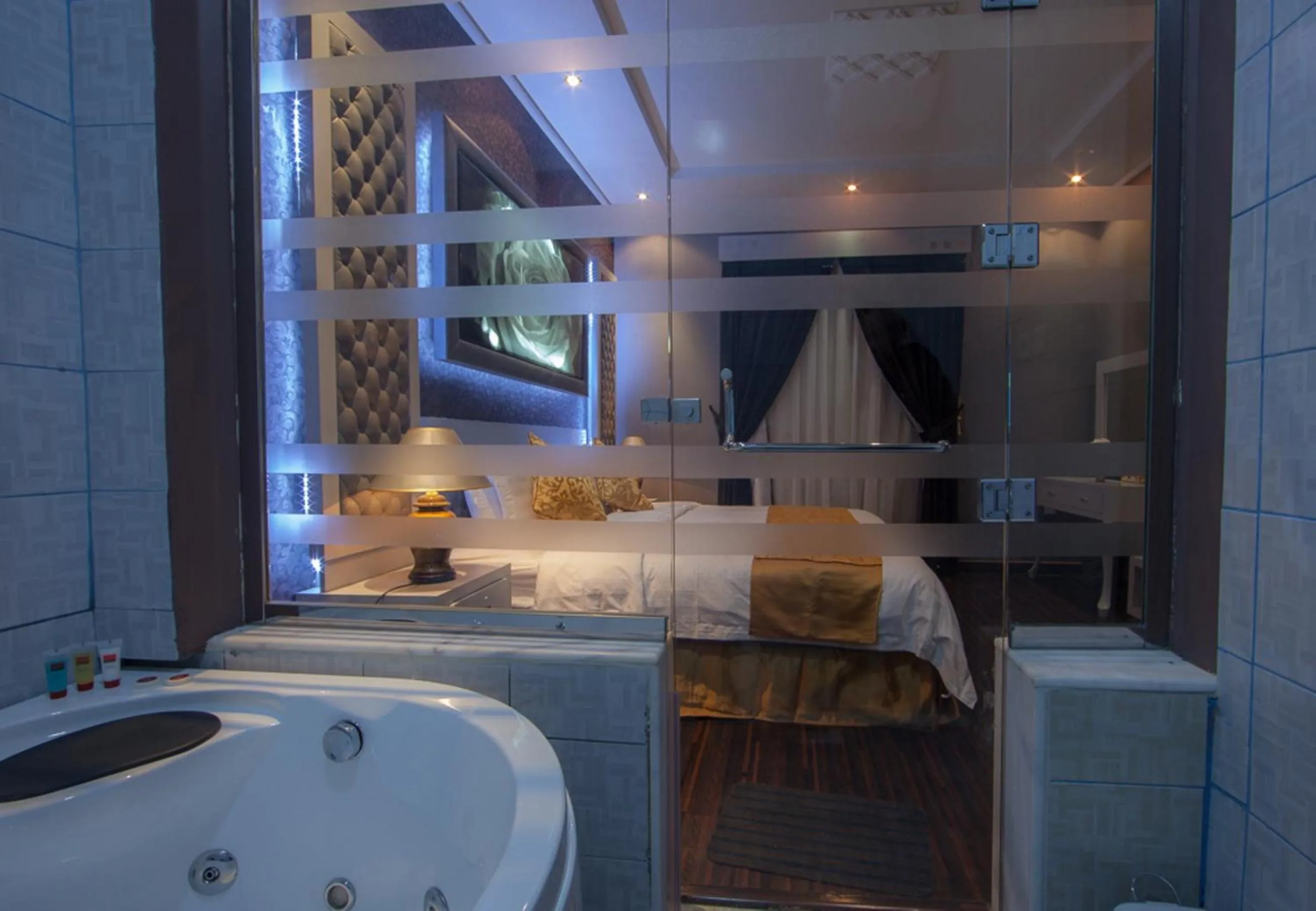 Bathroom, Bed in Taleen Serviced Apartments AlSahafa