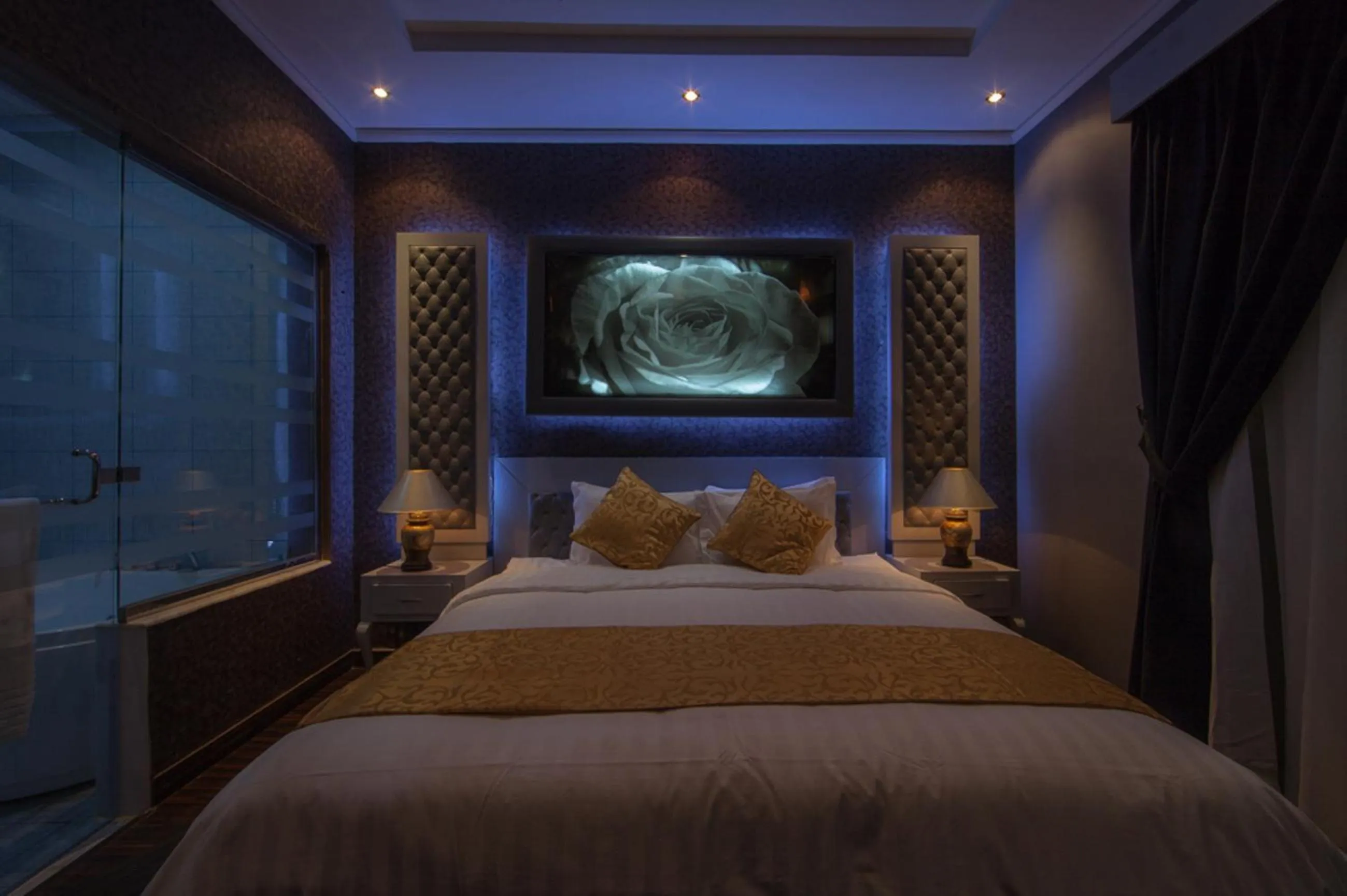 Bathroom, Bed in Taleen Serviced Apartments AlSahafa