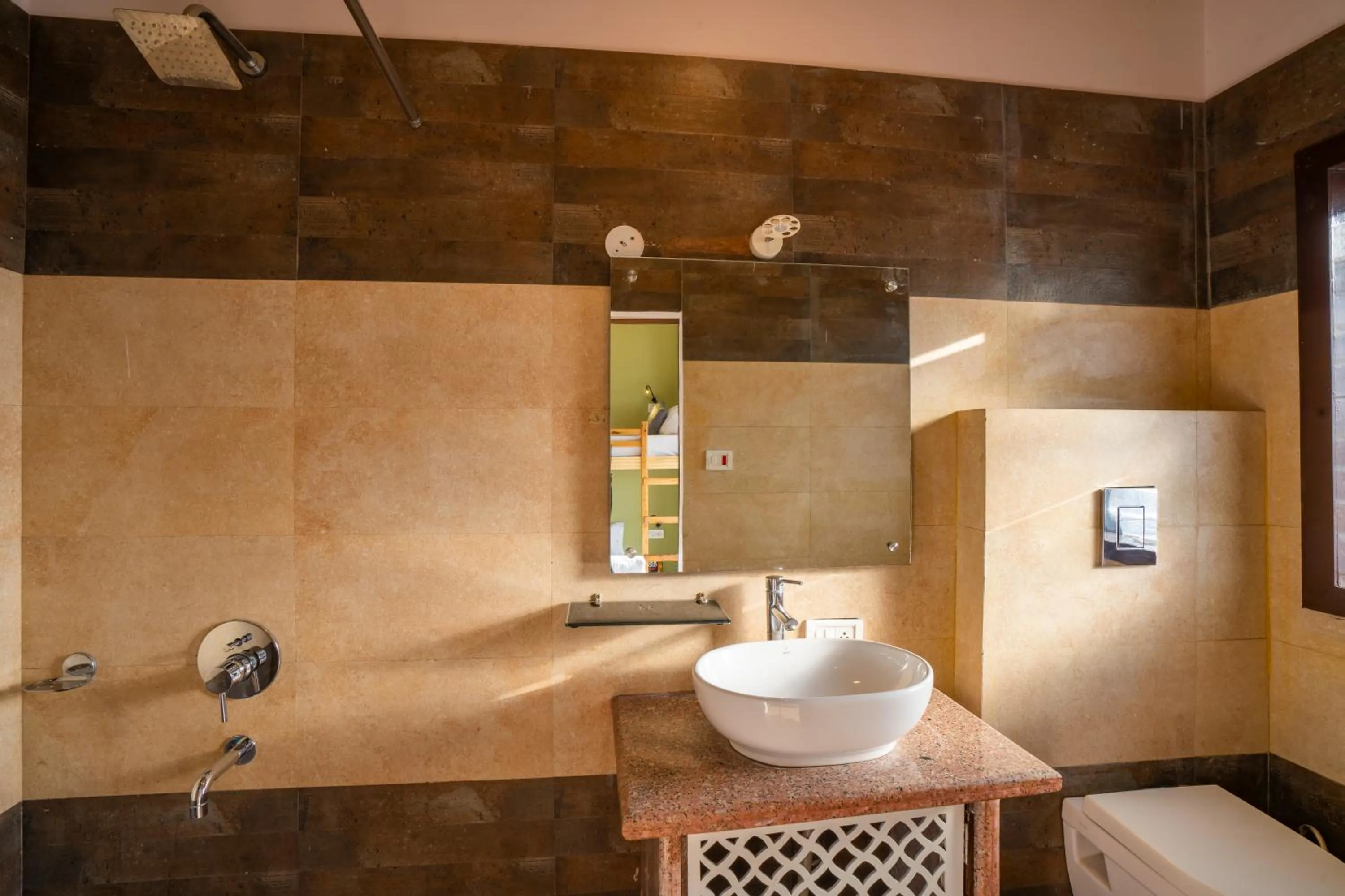 Shower in Zostel Banikhet (Dalhousie)