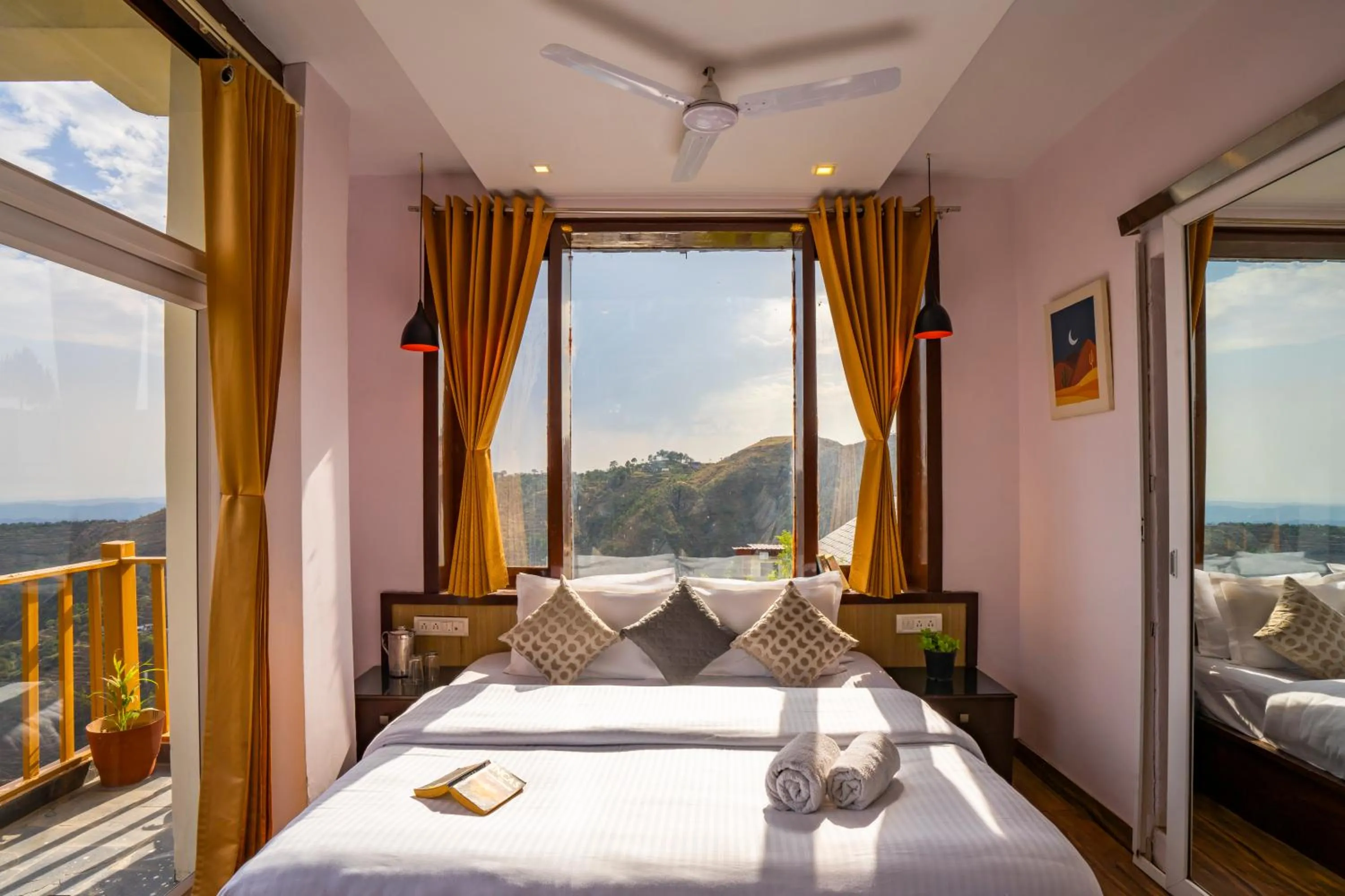 Bedroom, Bed in Zostel Banikhet (Dalhousie)