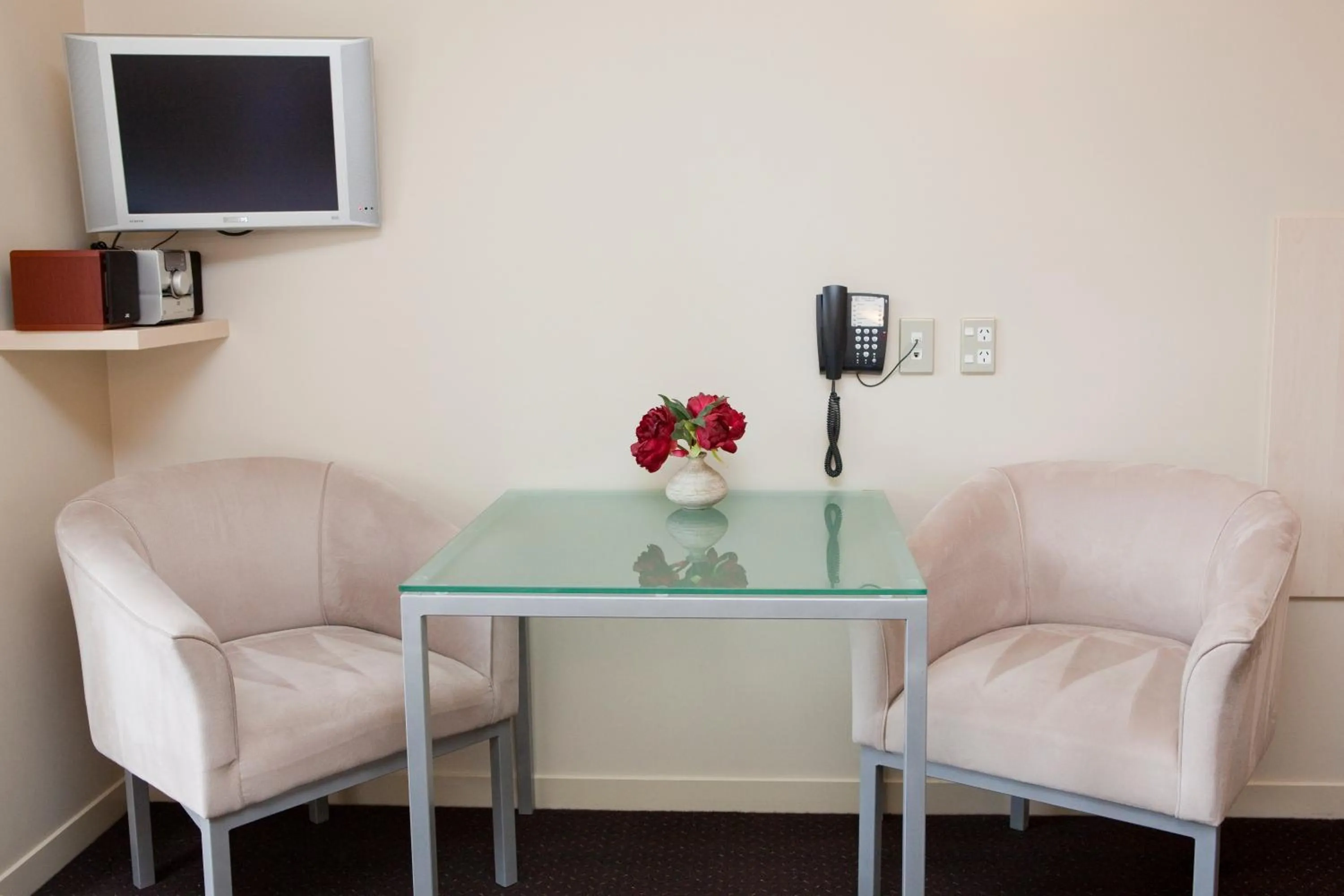Seating area in Kings Of Riccarton Motel- Close to Railway Station and Airport with Shuttle service