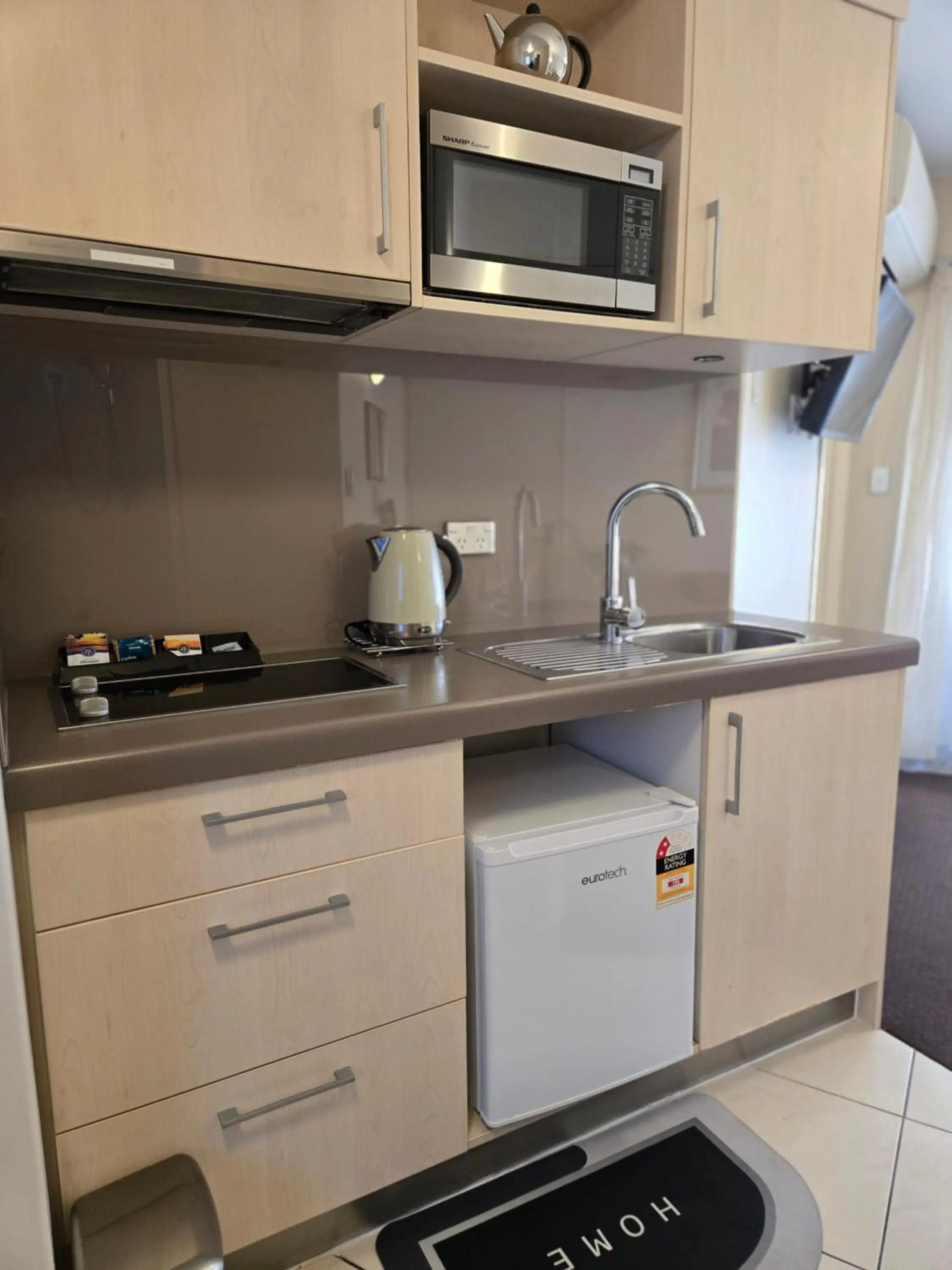 Kitchen or kitchenette in Kings Of Riccarton Motel- Close to Railway Station and Airport with Shuttle service