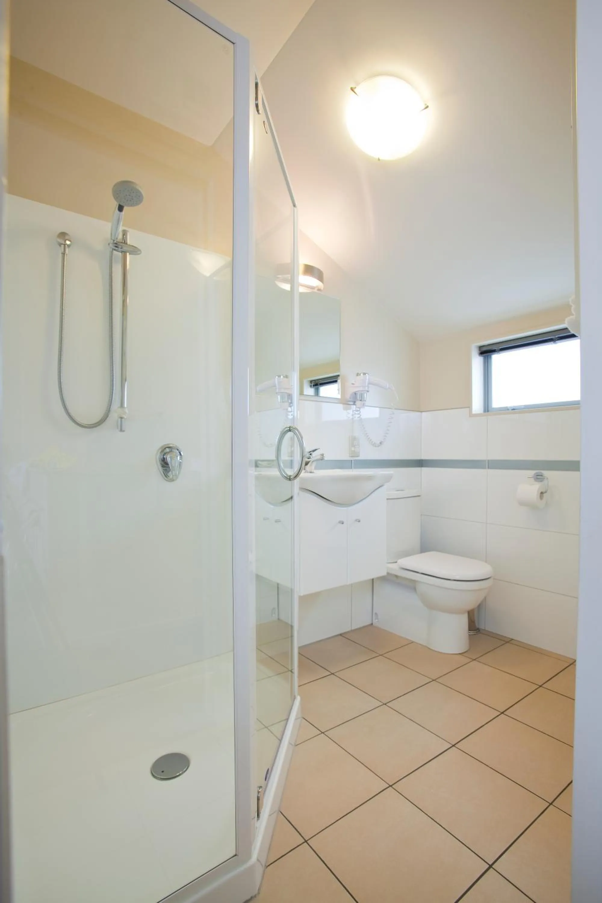 Bathroom in Kings Of Riccarton Motel- Close to Railway Station and Airport with Shuttle service