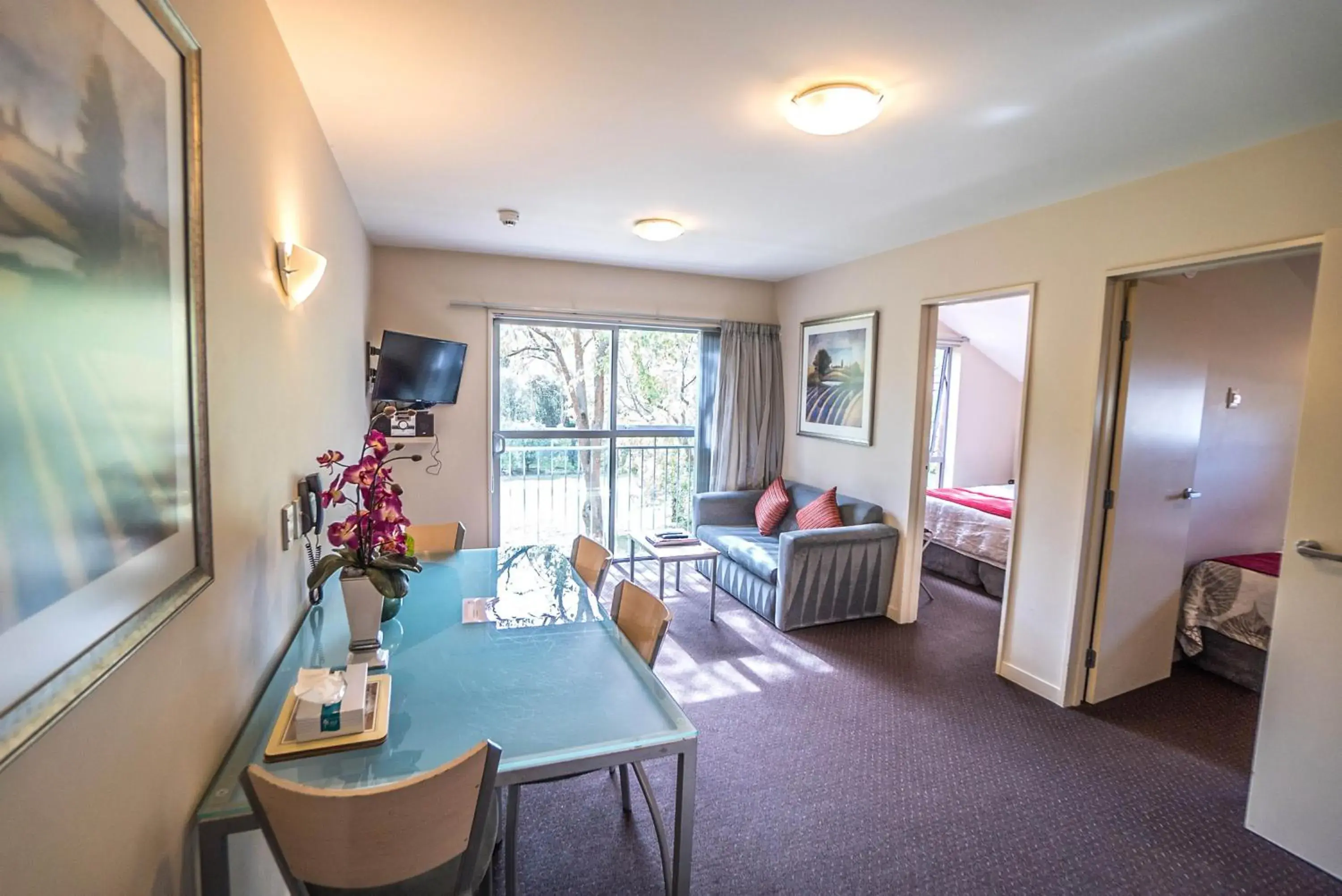 Two-Bedroom Apartment in Kings Of Riccarton Motel with Airport Shuttle service Two-Bedroom Apartment in Kings Of Riccarton Motel with Airport Shuttle service